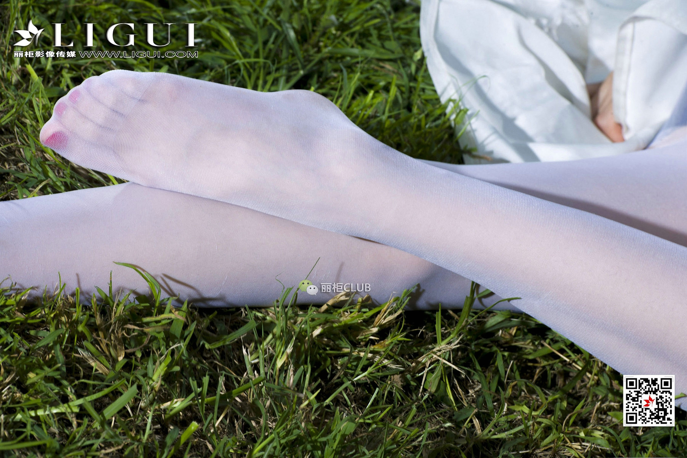 Model Cher White SilkTube top dresses Li Cabinel LIGUI