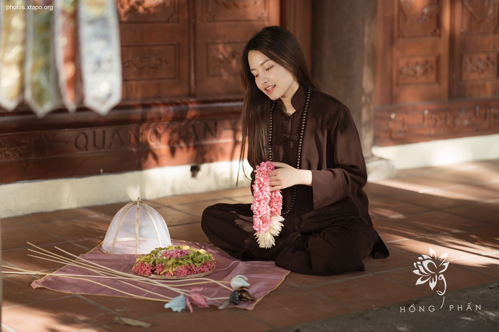 Flowers fall the door of Buddha, everything bowed