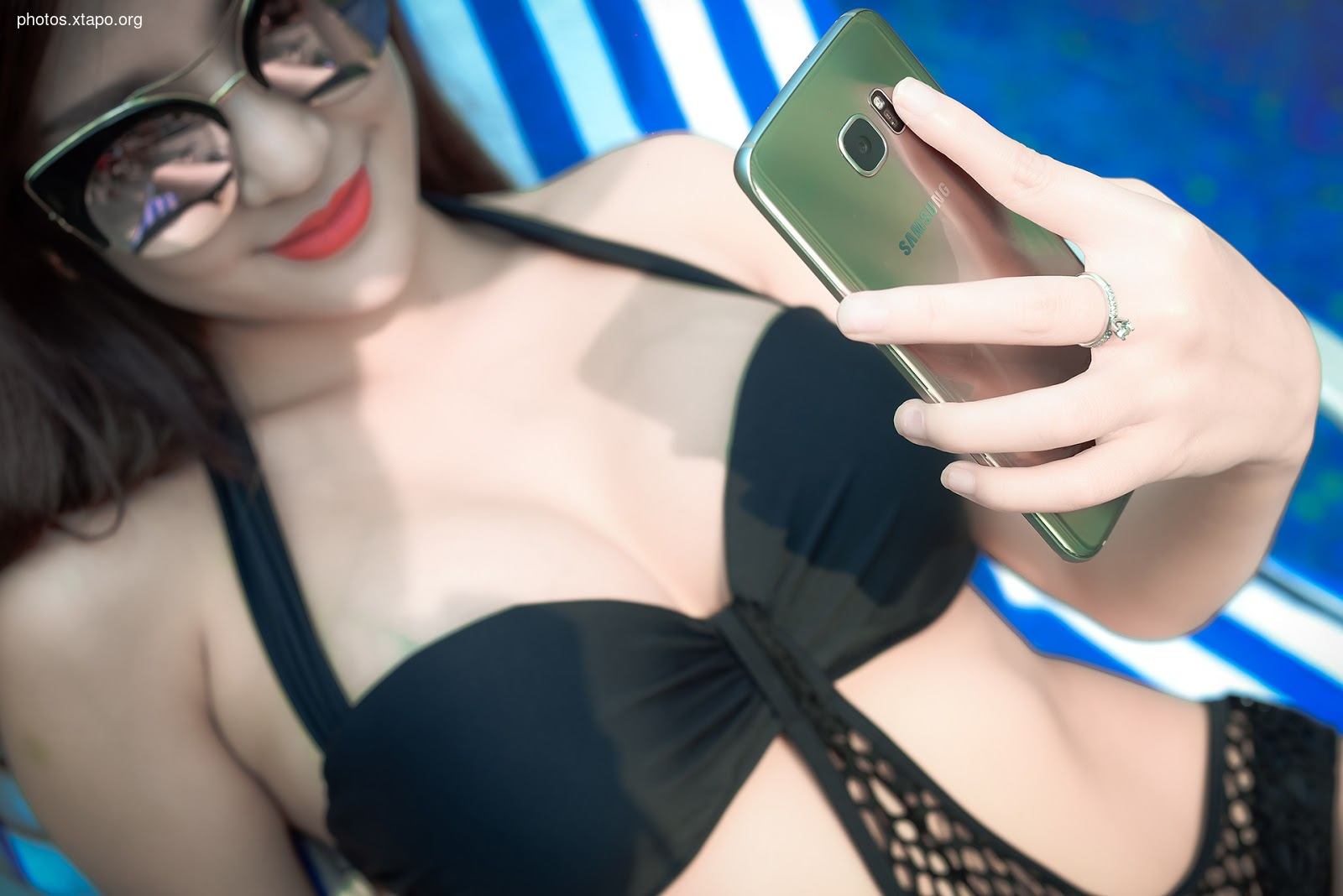 Deejay Le Thanh Ngoc went to swim with Samsung Galaxy S7 Edge