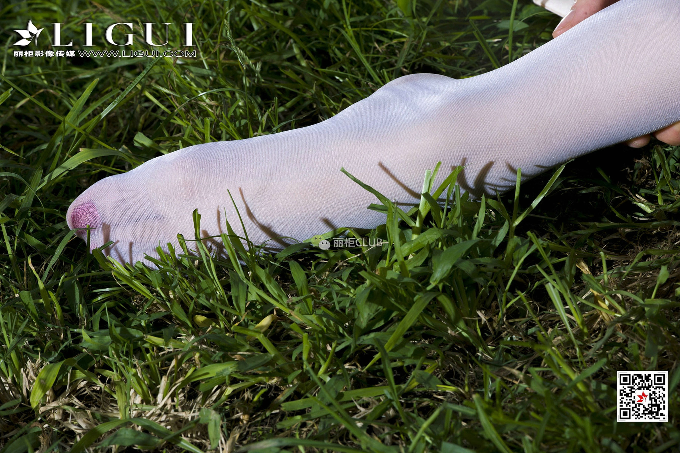 Model Cher White SilkTube top dresses Li Cabinel LIGUI