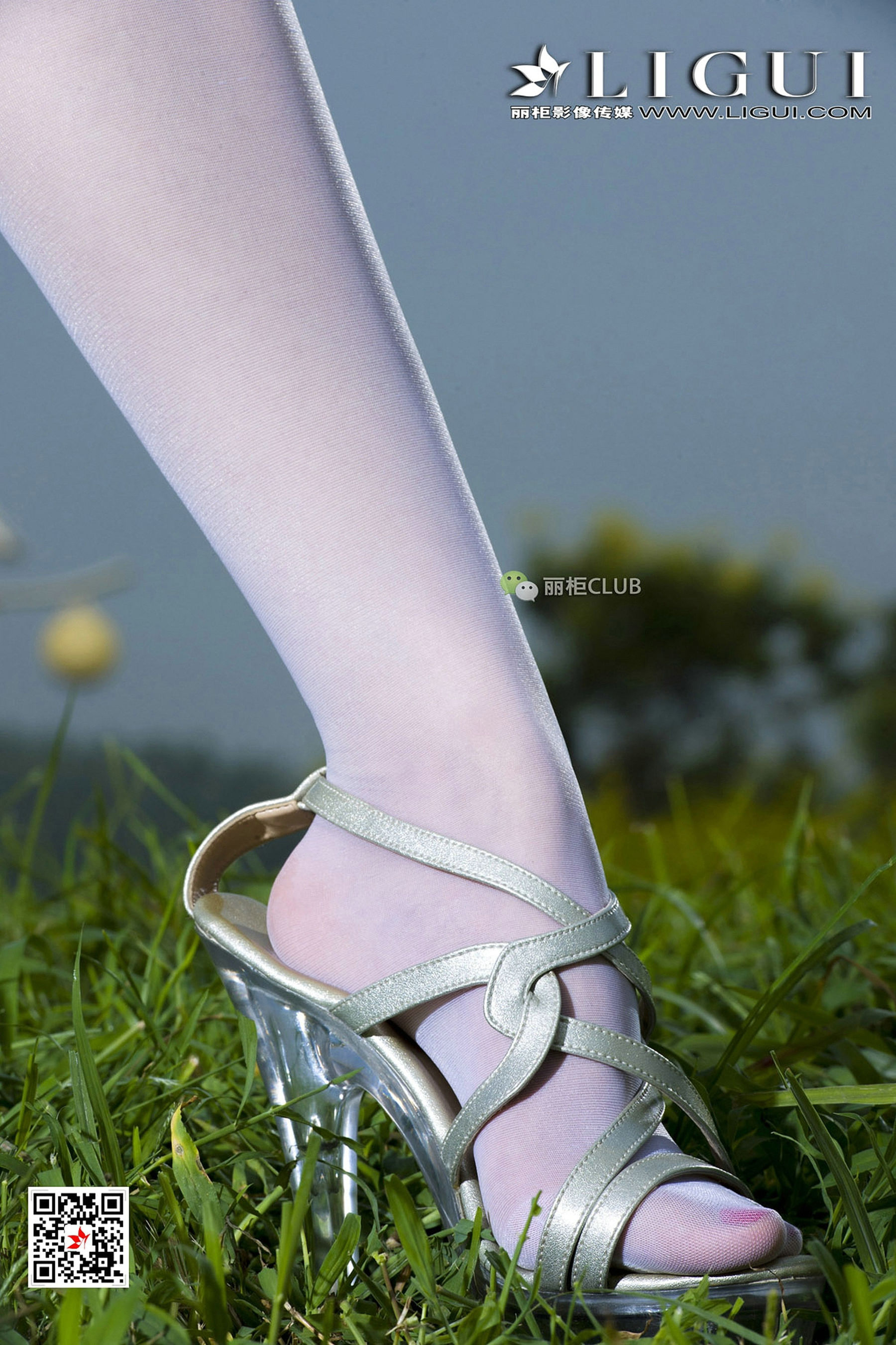 Model Cher White SilkTube top dresses Li Cabinel LIGUI