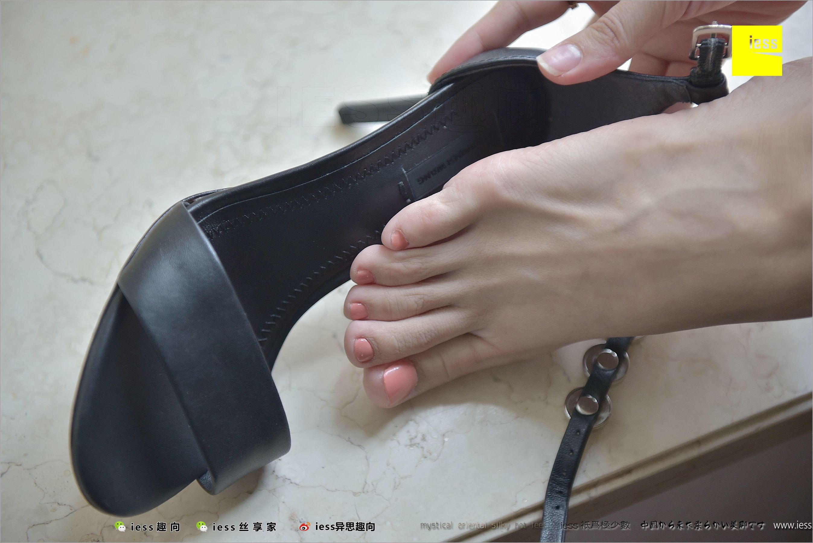 Young Woman Hot Mom Naked Foot, Gray Silk and Words Different Thinking to IESS Silk Foot Bento 212