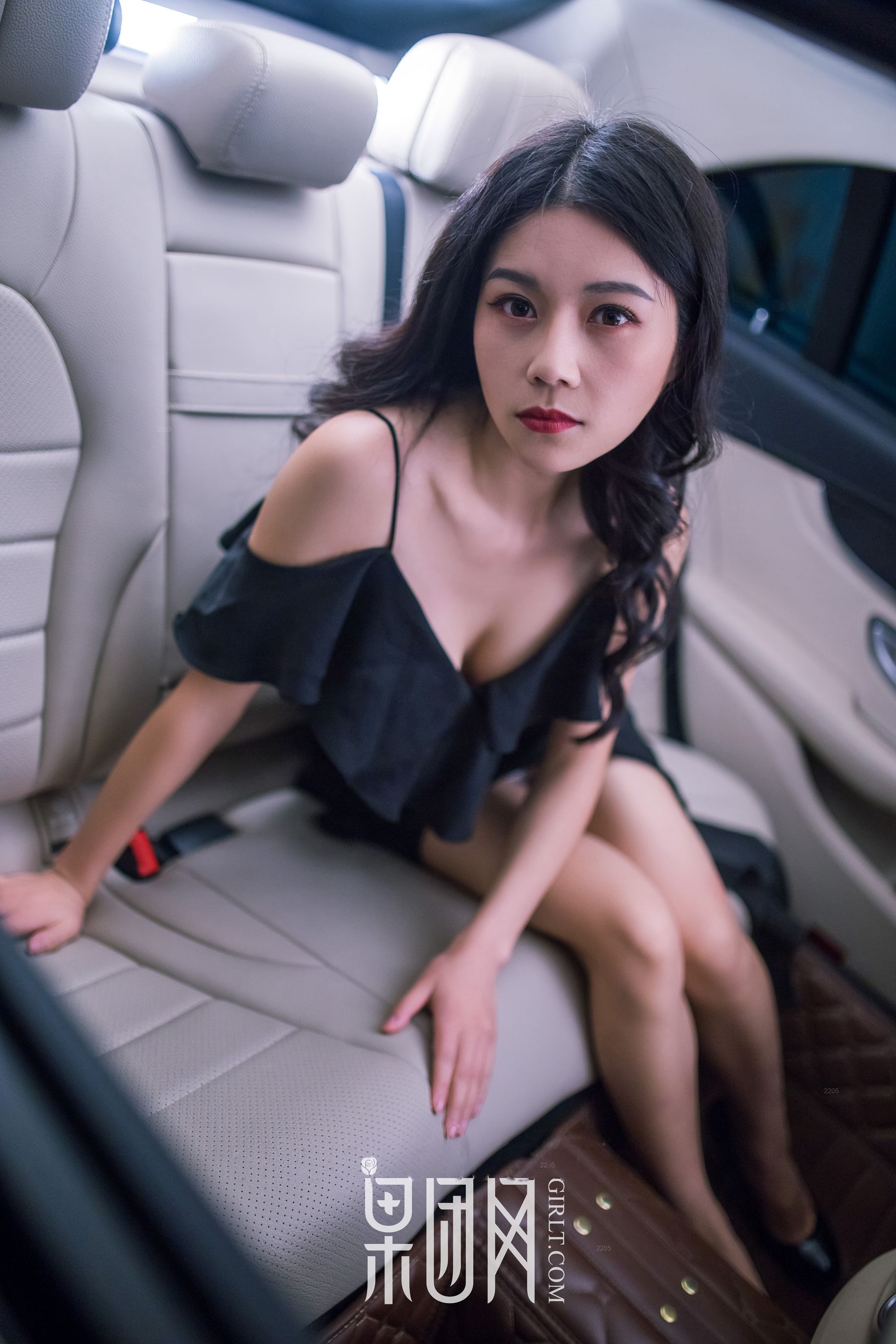 Weiwei Beauty VS luxury car, which one do you choose Fruit Group Girlt No. 107
