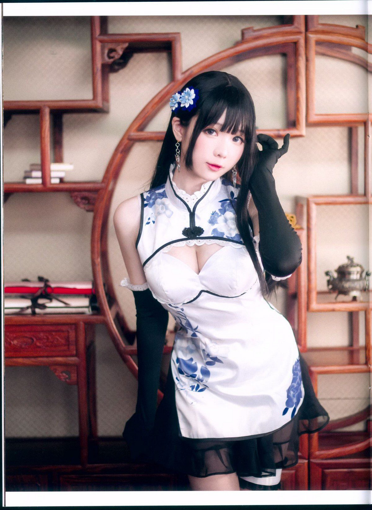 Weibo girl paper frosty month shimo fantasy Jin Pingmei theme private house sexy white cheongsam half -sneaky white tender legs seductive photo 26p