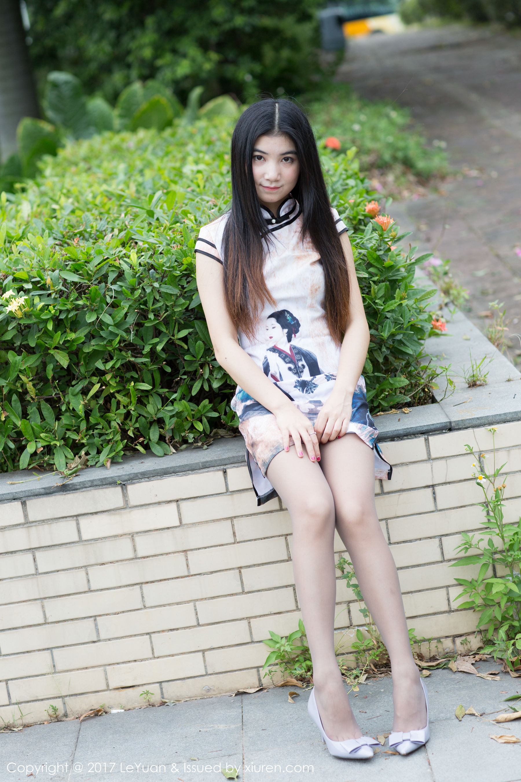 Winki Silk Girl Outside and Car Patting Beautiful Leg Series Star Park Leuyuan VOL.039