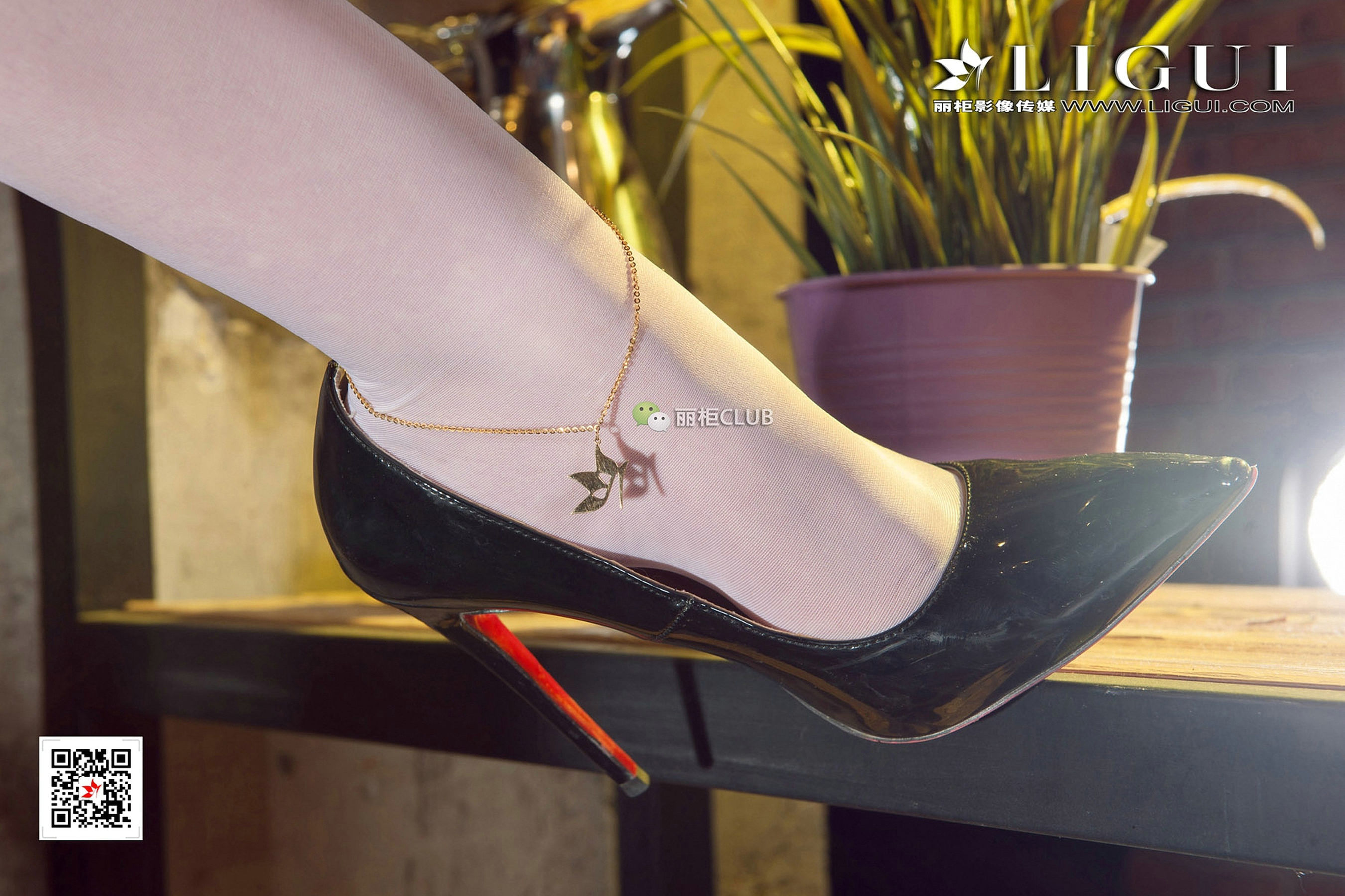 Model Ran White Silk Beautiful Legs Foot Ligui