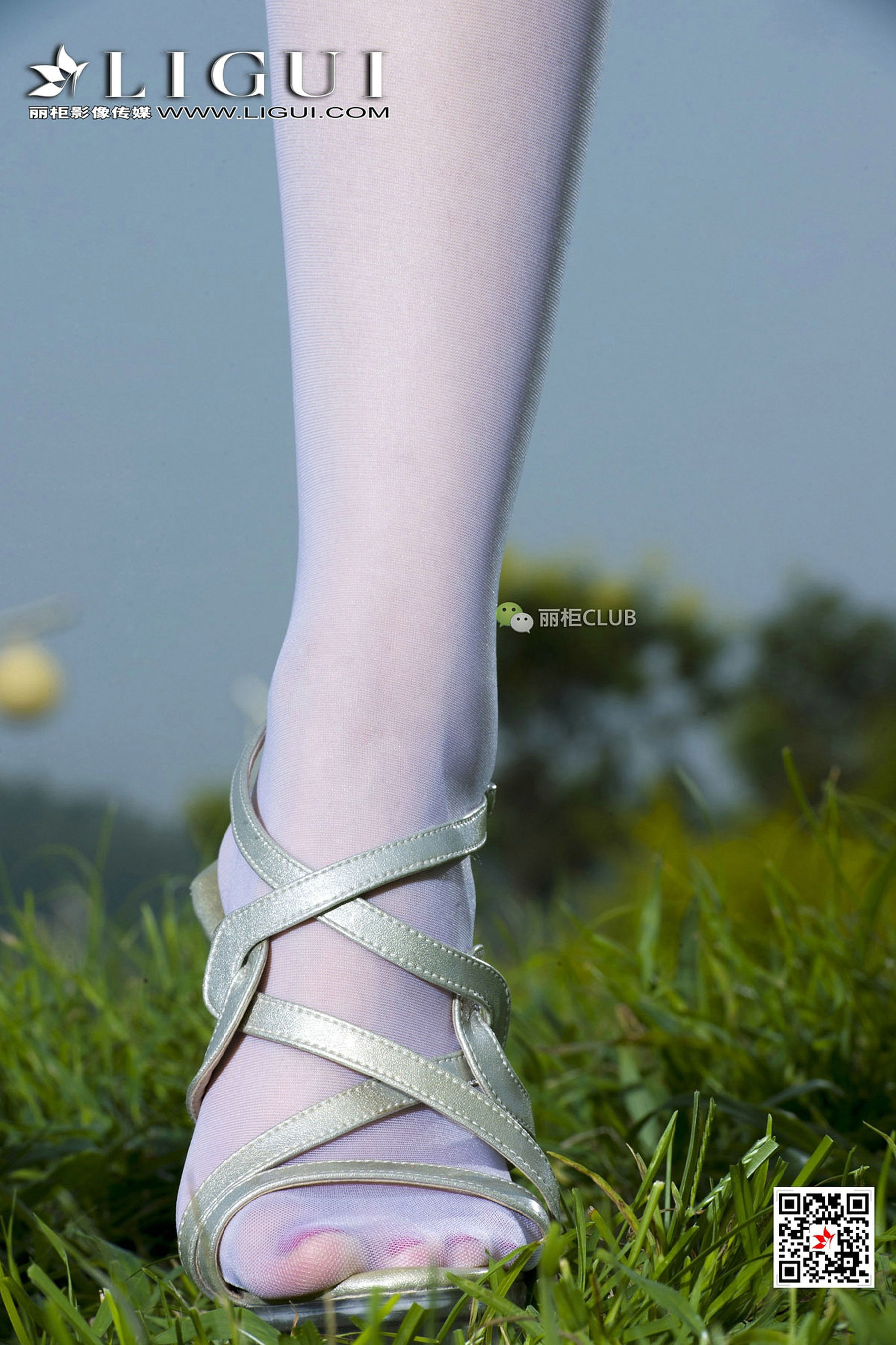 Model Cher White SilkTube top dresses Li Cabinel LIGUI