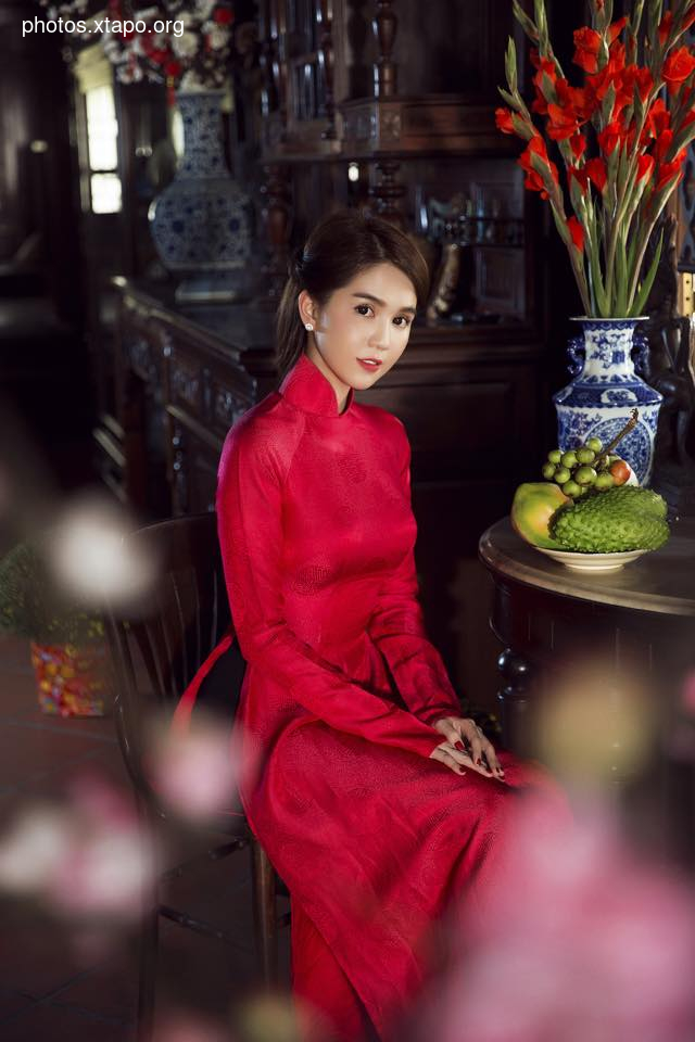 Ngoc Trinh: Young women on lilies