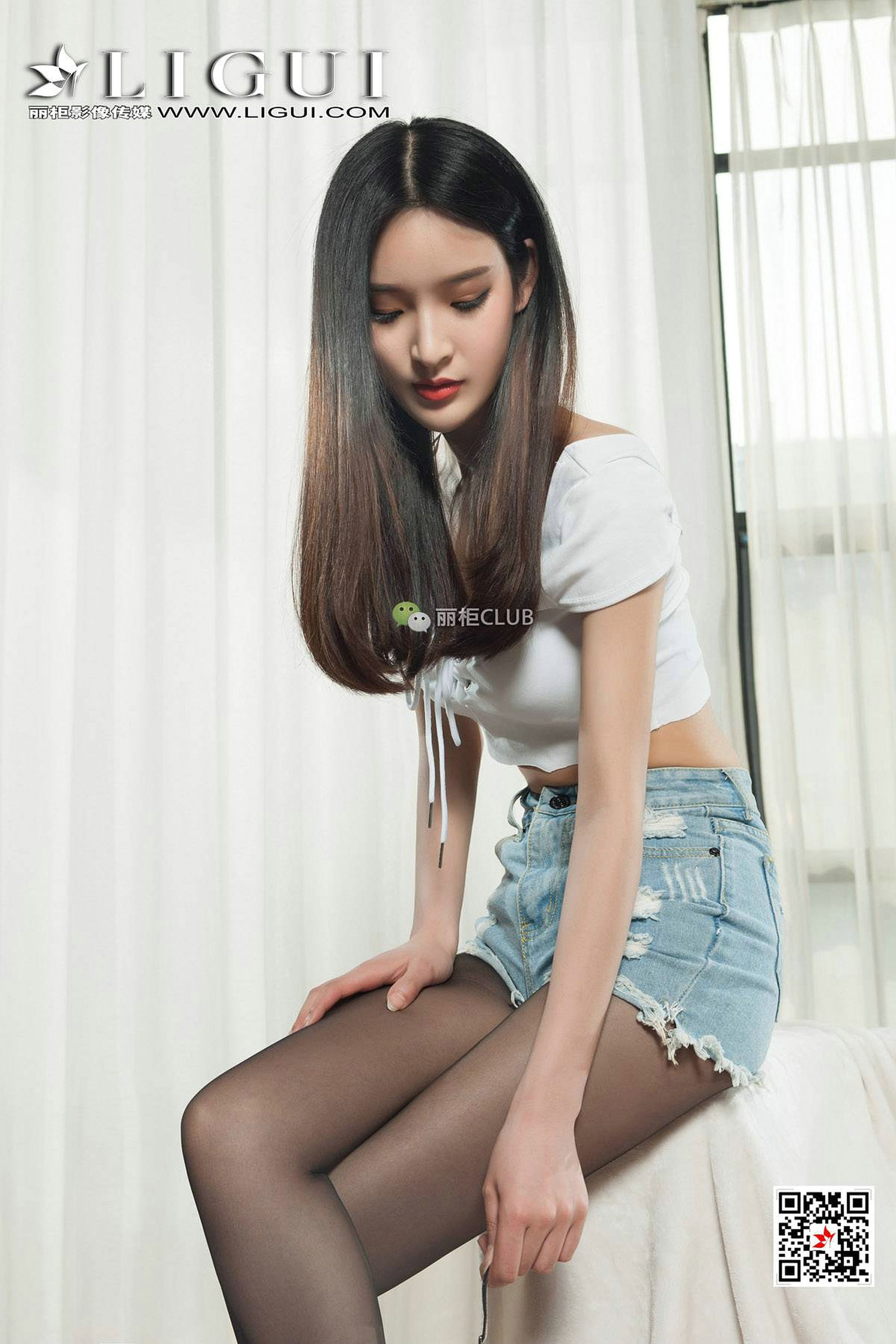 Leg model ice cream denim hot pantsblack silk beautiful legs Li Cabinel LIGUI