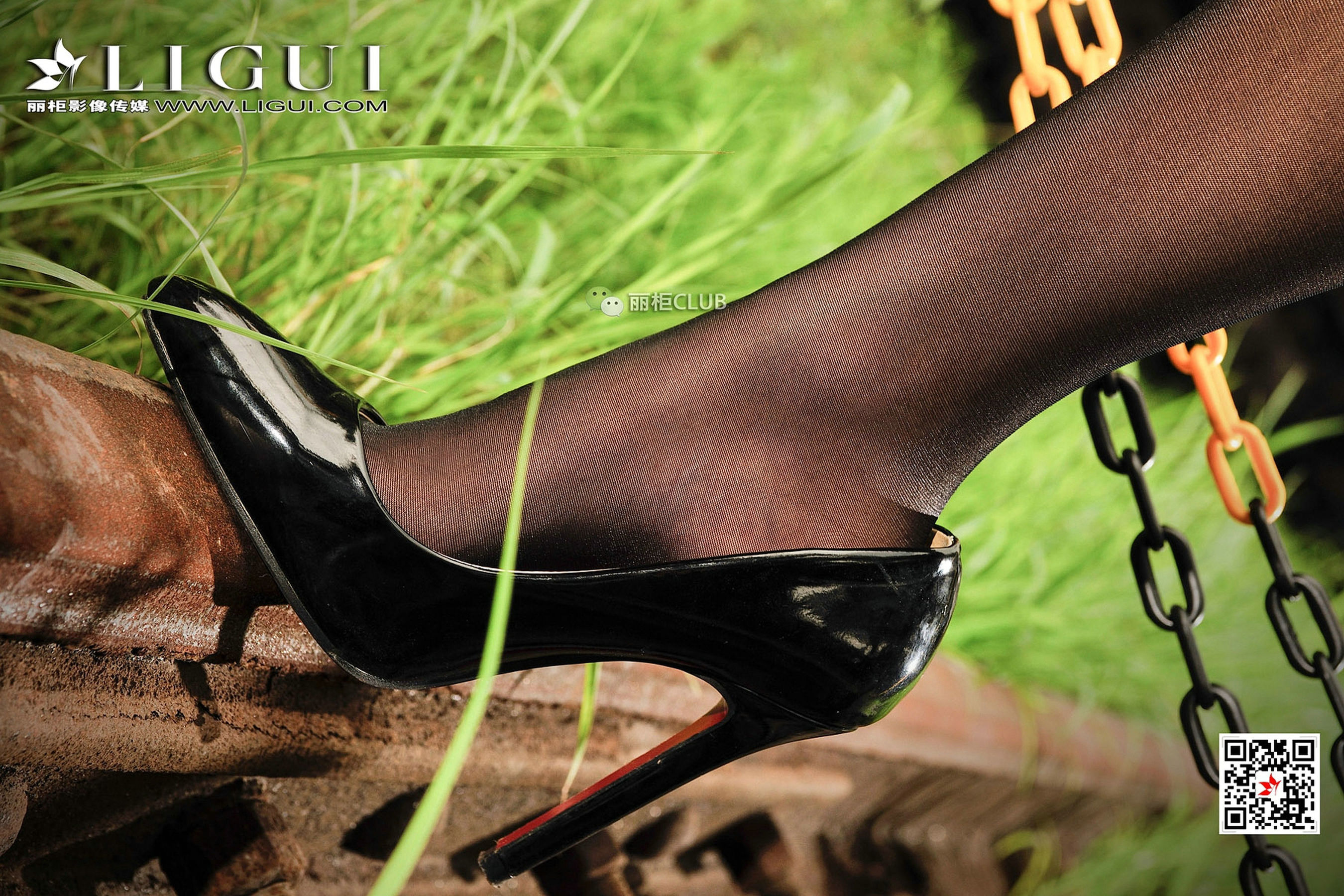 Model laughs Black Silk Beautiful Foot Ligui