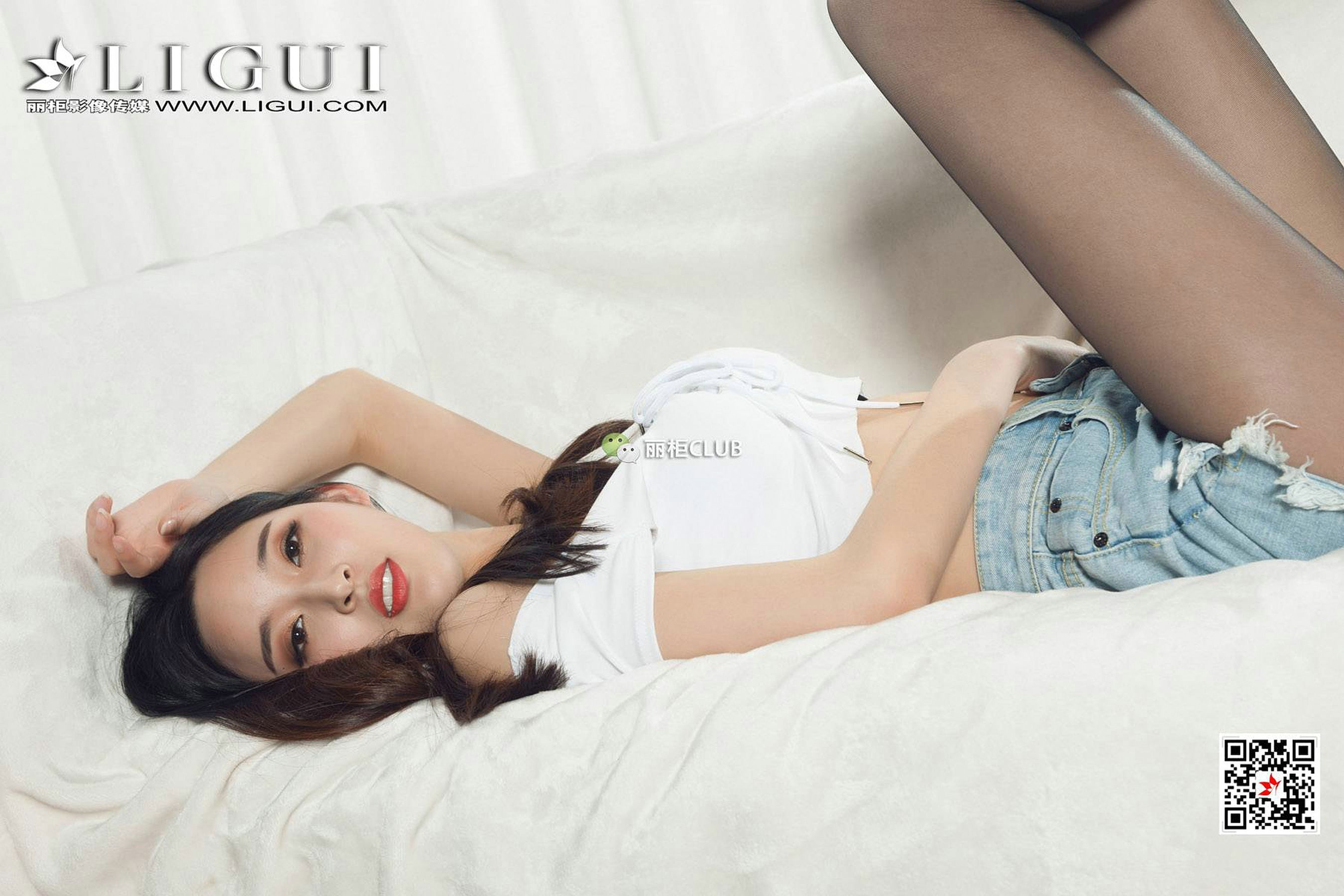 Leg model ice cream denim hot pantsblack silk beautiful legs Li Cabinel LIGUI