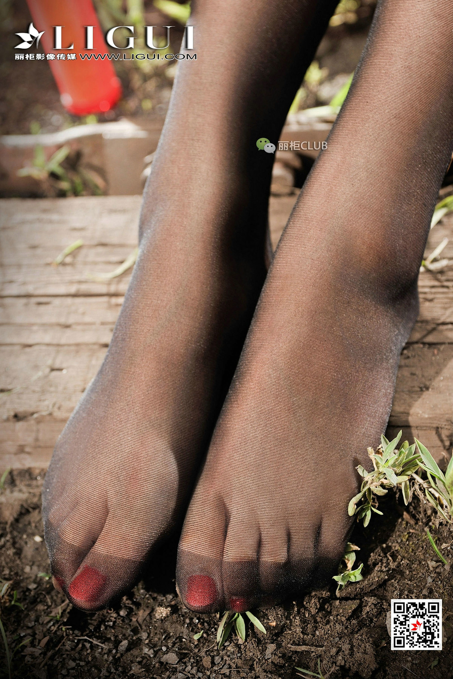 Model laughs Black Silk Beautiful Foot Ligui