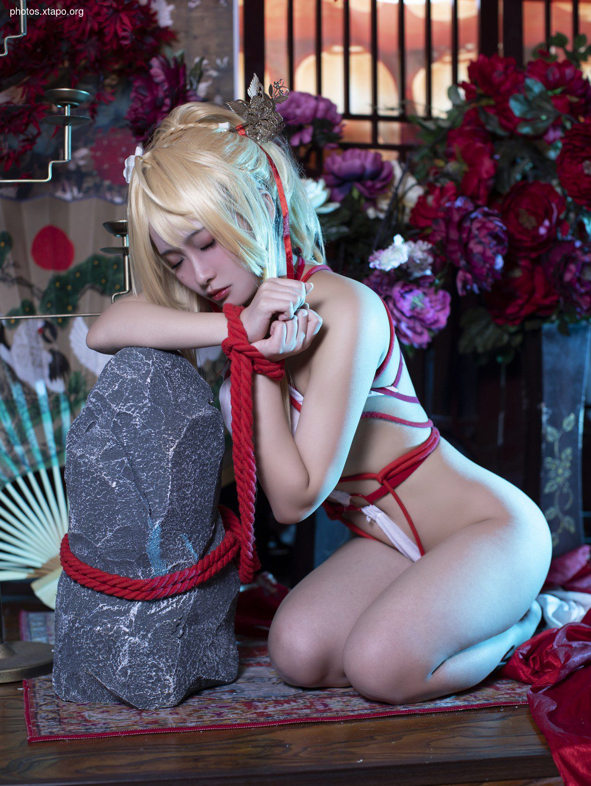 Anime blogger Luo Li Lolisama Glorious Liangxiangxue theme red coat under sexy white color sexy underwear temptation photo 36p