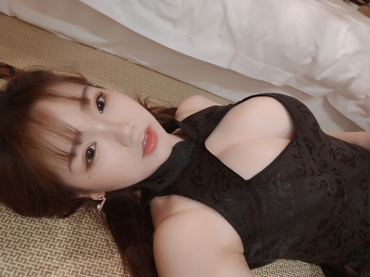 Anime blogger Xueqing ASTRA cheongsam selfie theme private sex sexy black exposed cheongsam with budshire stockings charming temptation photo 49p