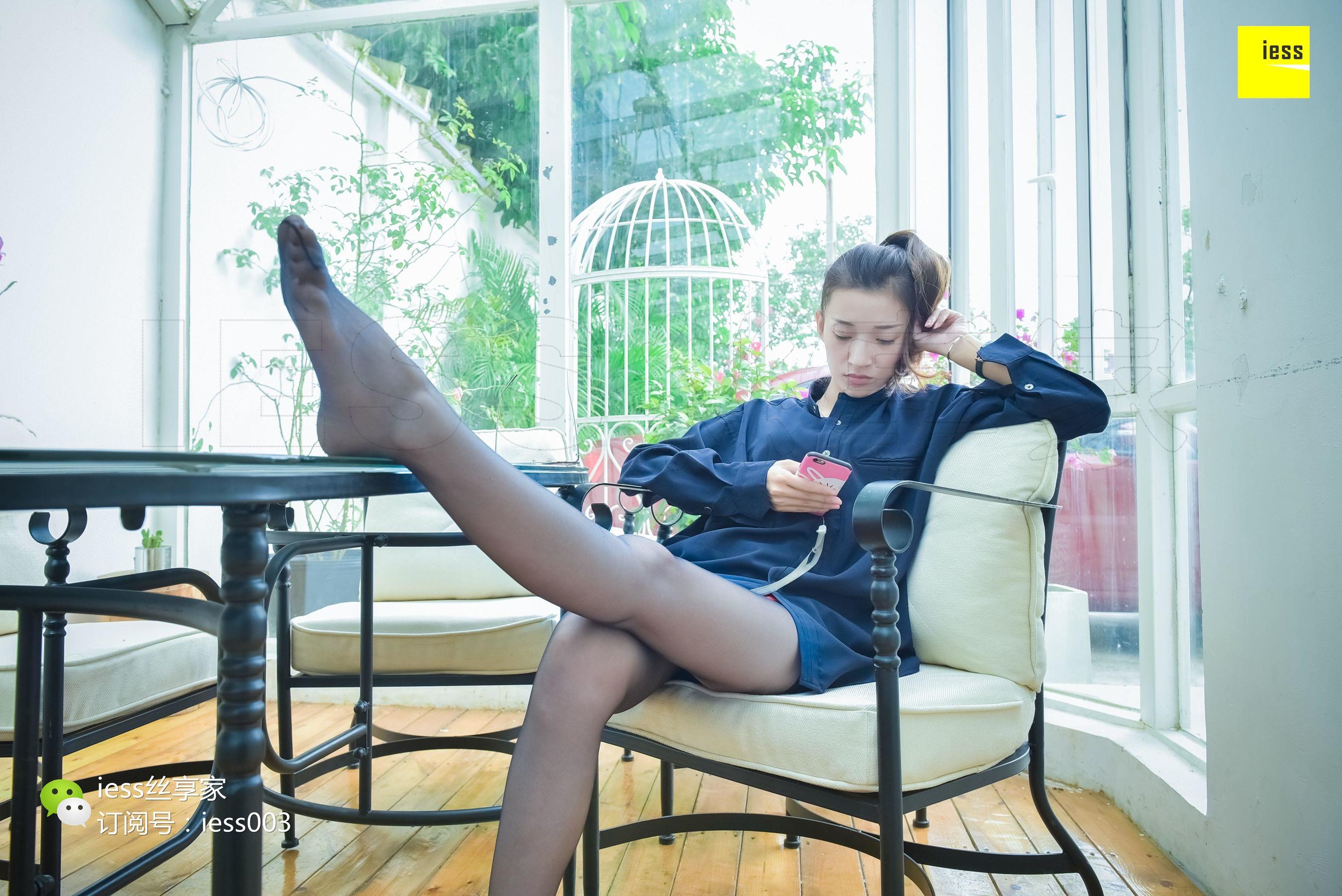 Silk House 091 Qiuqiu Boyfriend Shirt and Black Silk IESS is thinking about it