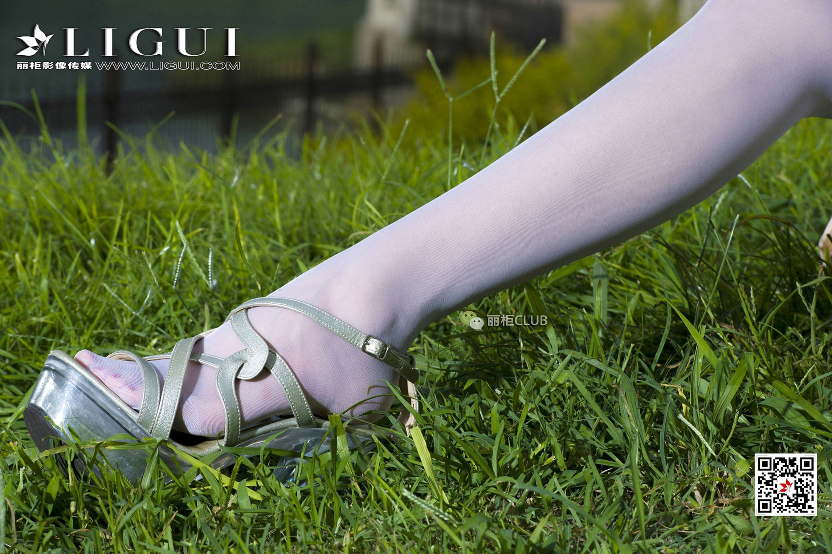 Model Cher White SilkTube top dresses Li Cabinel LIGUI