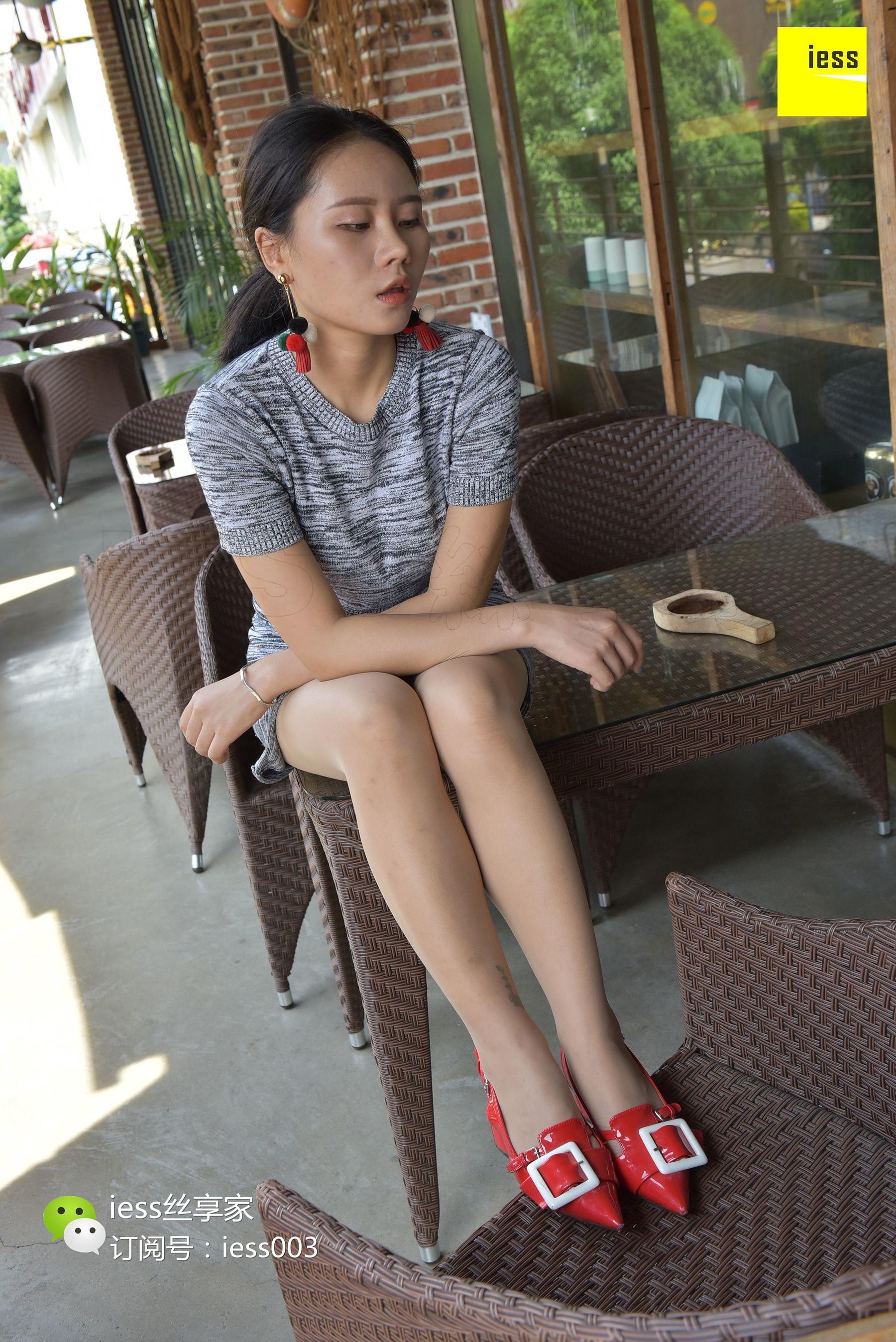 Si Xiangjia 080 cousin From the table to the bottom of the table IESS is thinking about it