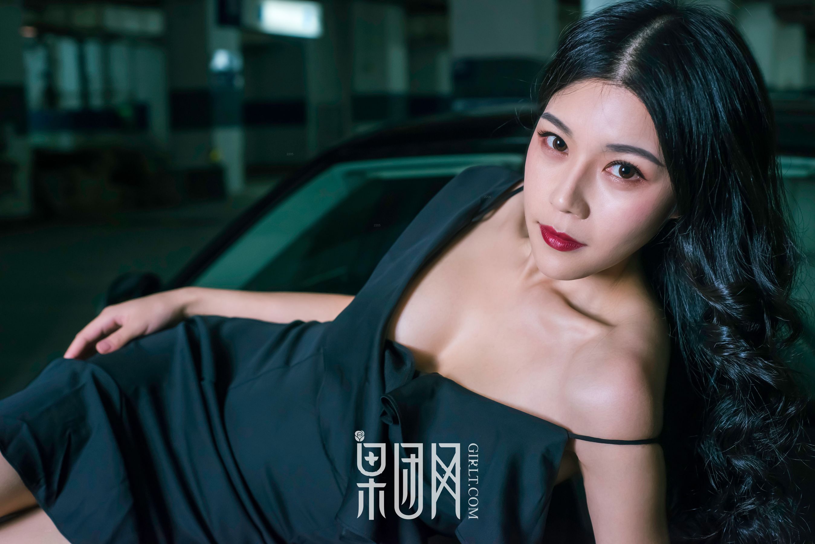 Weiwei Beauty VS luxury car, which one do you choose Fruit Group Girlt No. 107