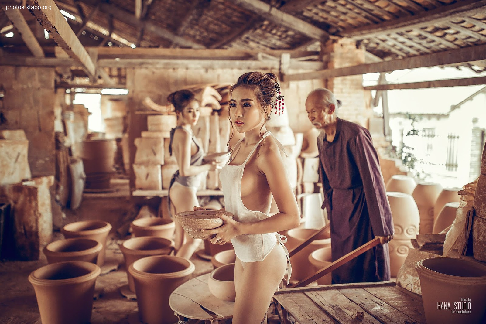 Female village of pottery village passionately learn vocational training