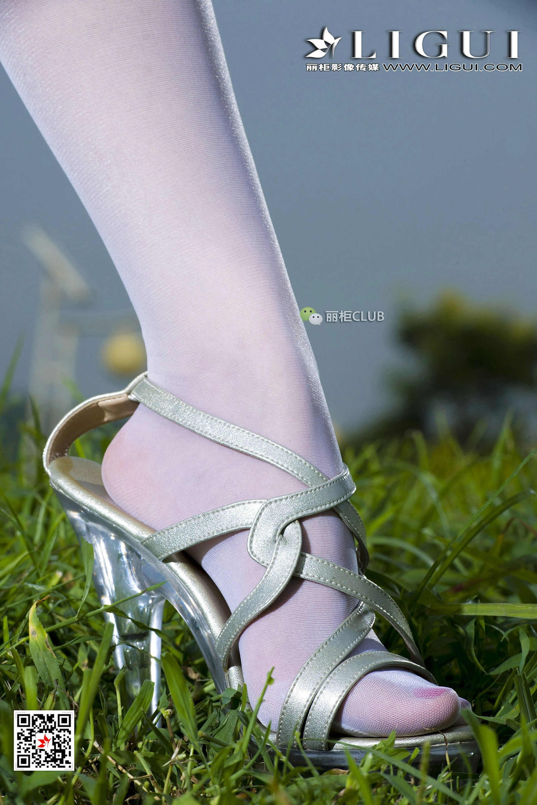 Model Cher White SilkTube top dresses Li Cabinel LIGUI