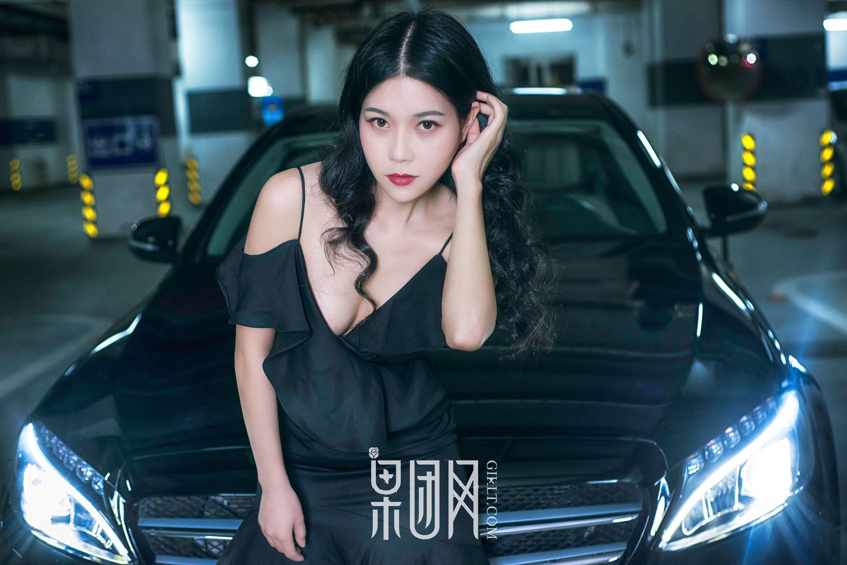 Weiwei Beauty VS luxury car, which one do you choose Fruit Group Girlt No. 107
