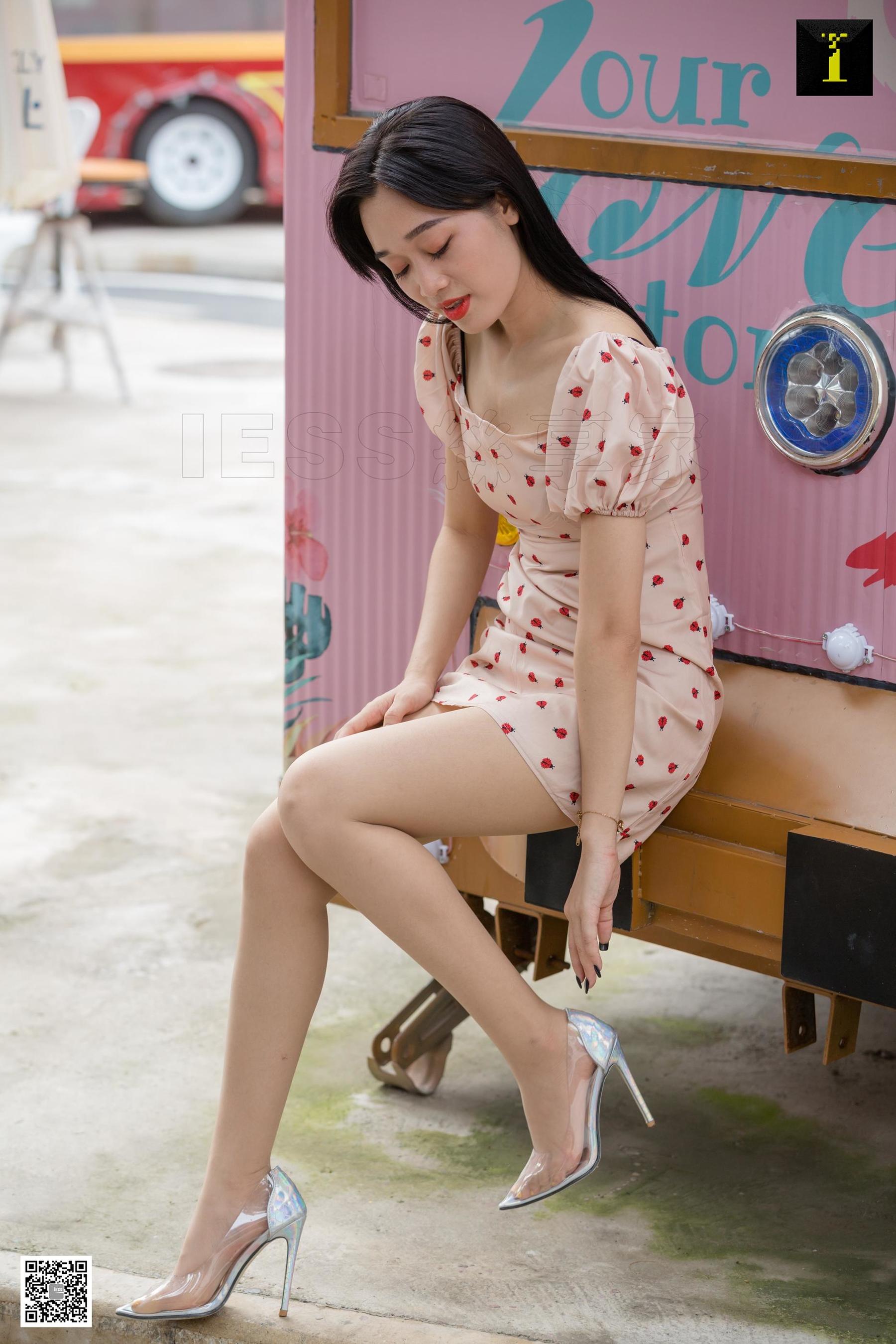 IESS Thoughts and Fun Model: Cola Girls Sensing Street Shooting