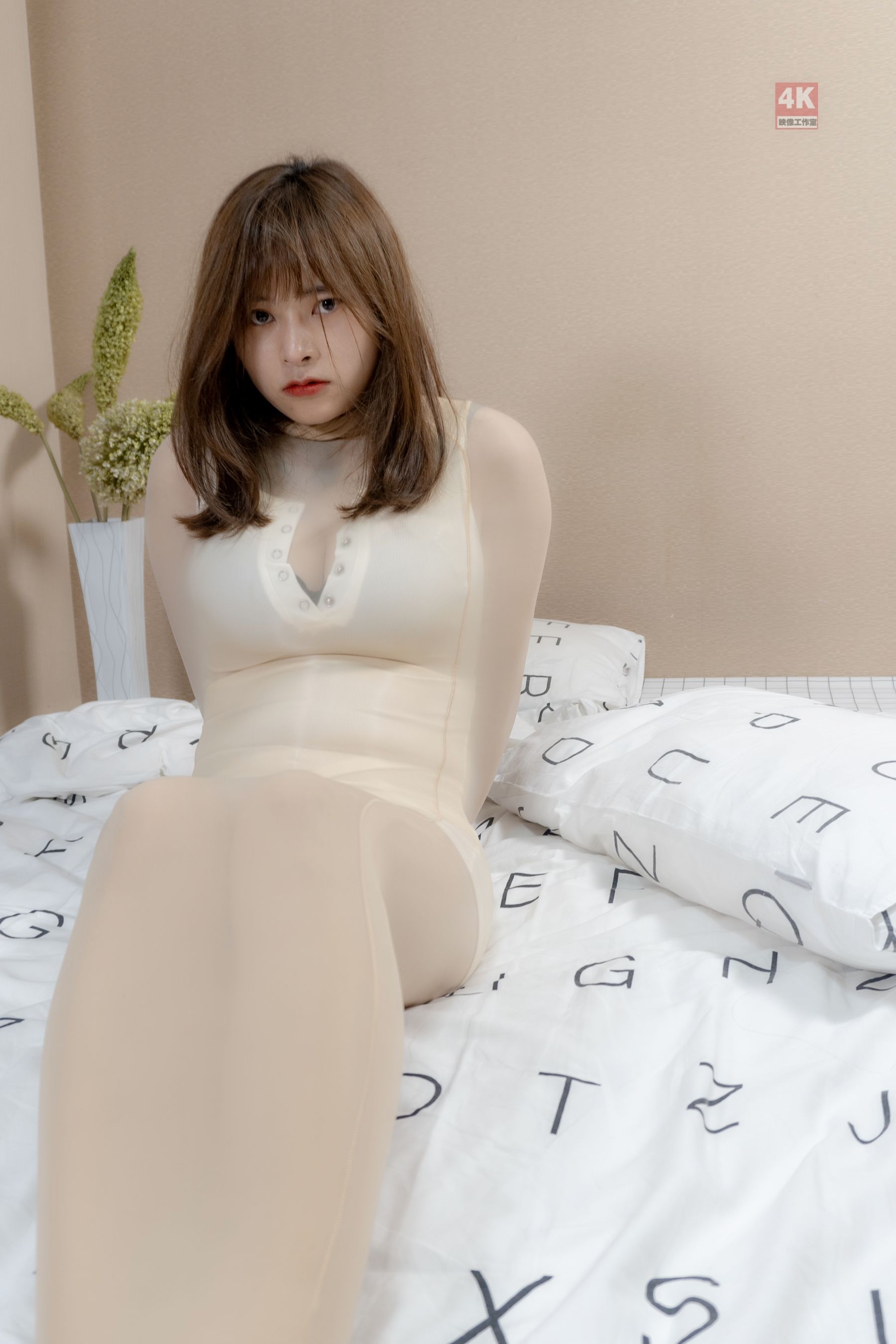 Li Cabinet LIGUI Internet beauty Model Nayako Smooth Stockings Cocoon