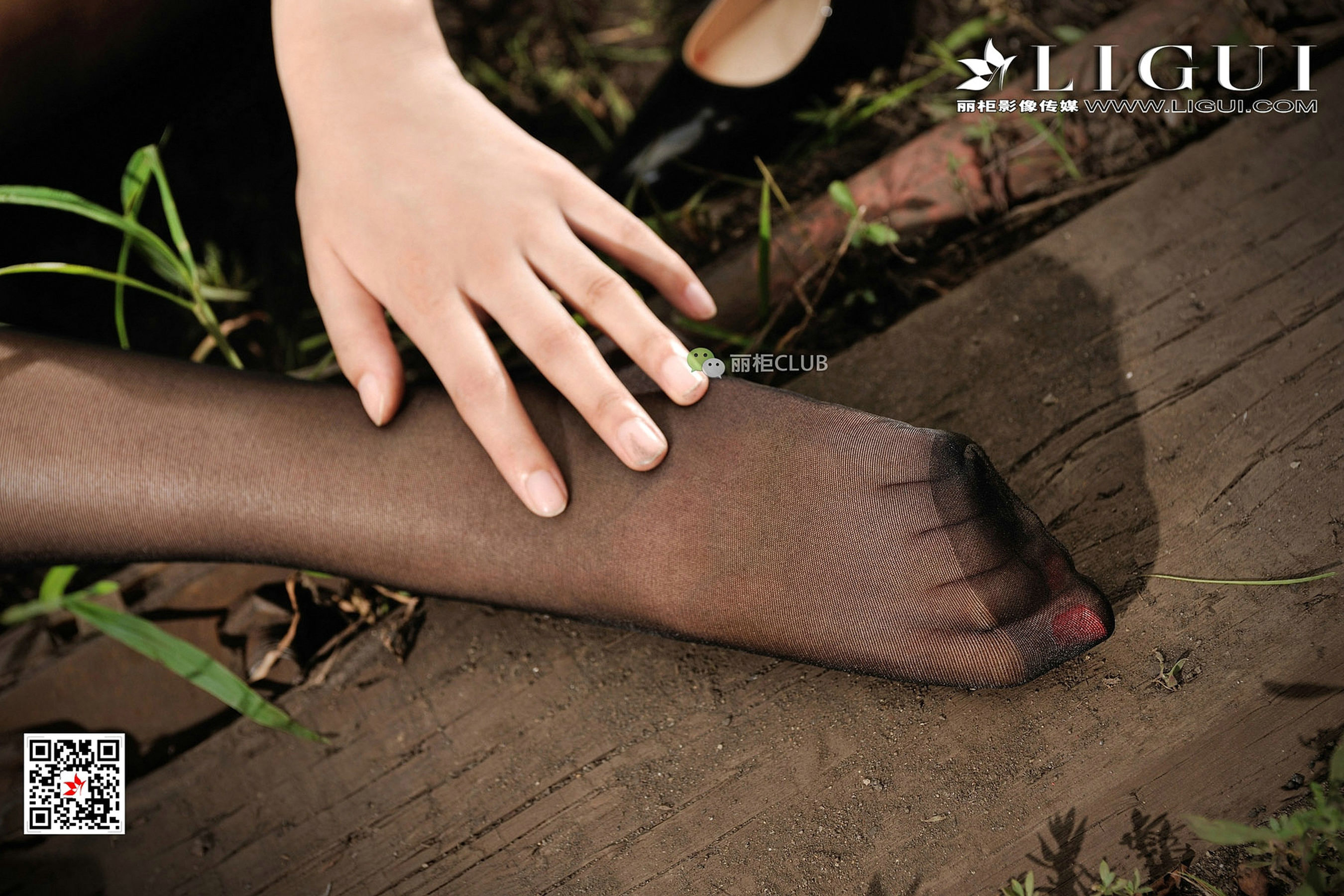 Model laughs Black Silk Beautiful Foot Ligui