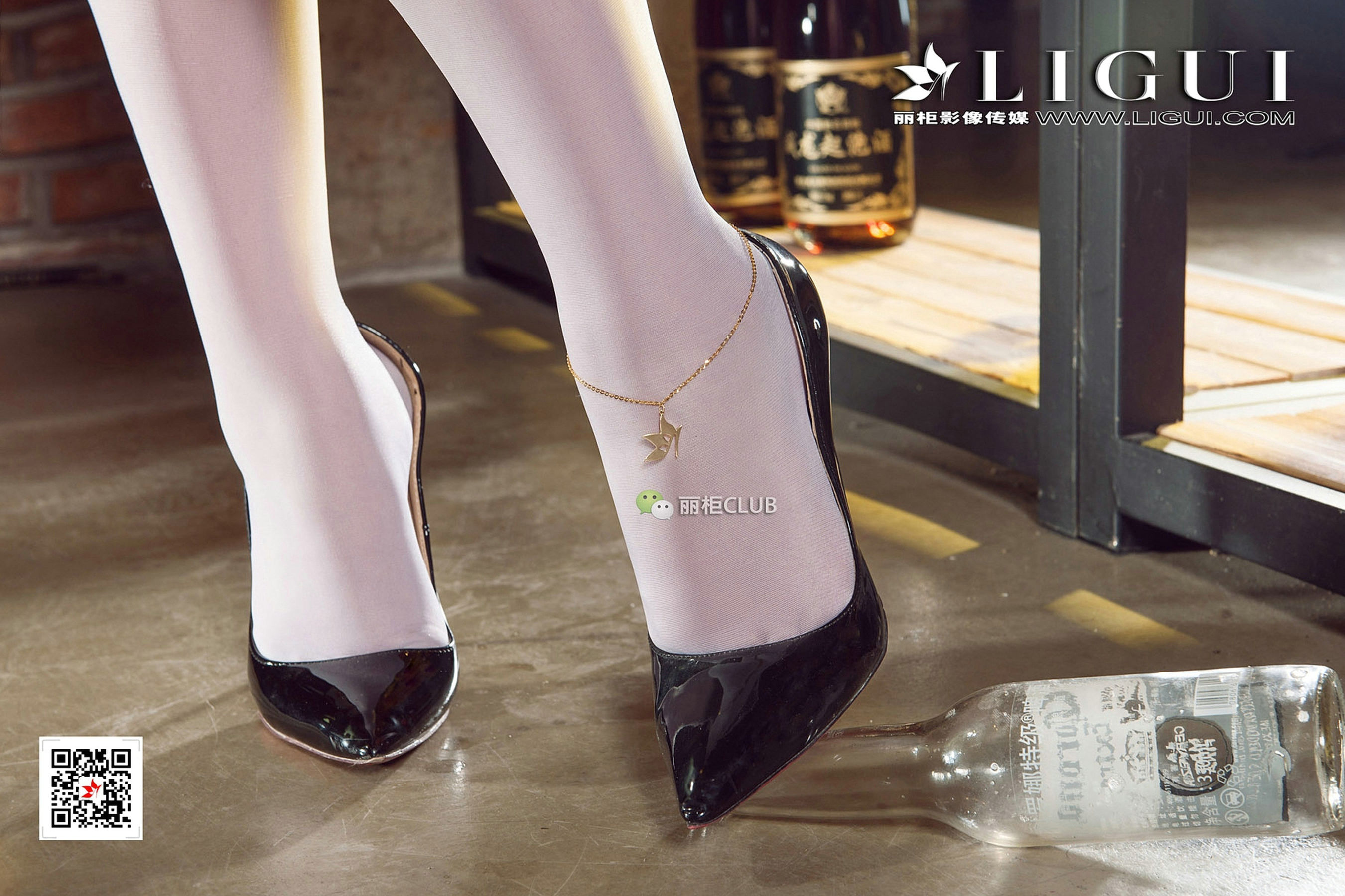 Model Ran White Silk Beautiful Legs Foot Ligui