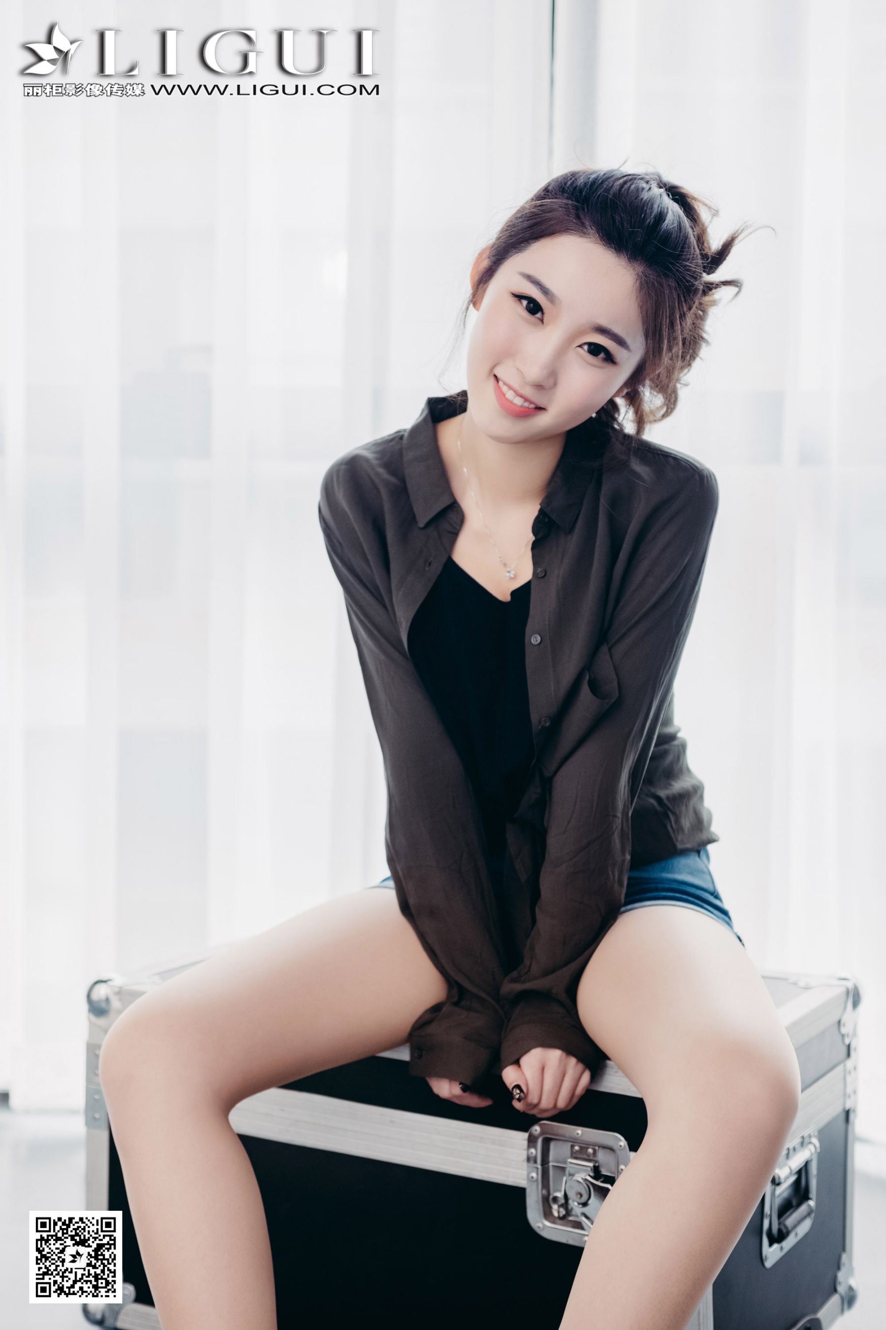 Model Xiaoxiao Sweet Hot Pants Girl Li Cabinet