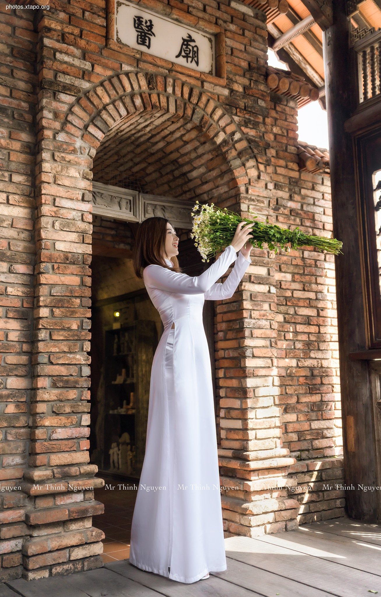 White ao dai shining in the afternoon, is she a fairy or Kieu regenerated?