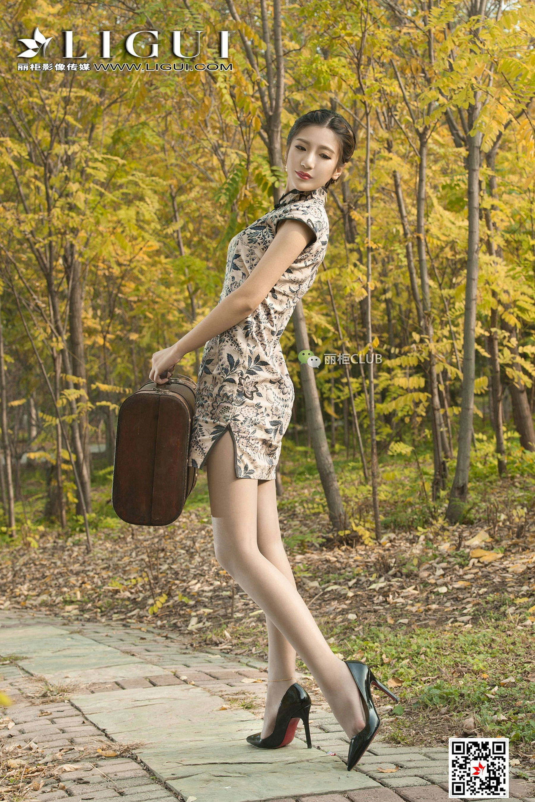 Model Youyou Gallpiece Elegant Cheongsam Beautiful Silk Foot Ligui