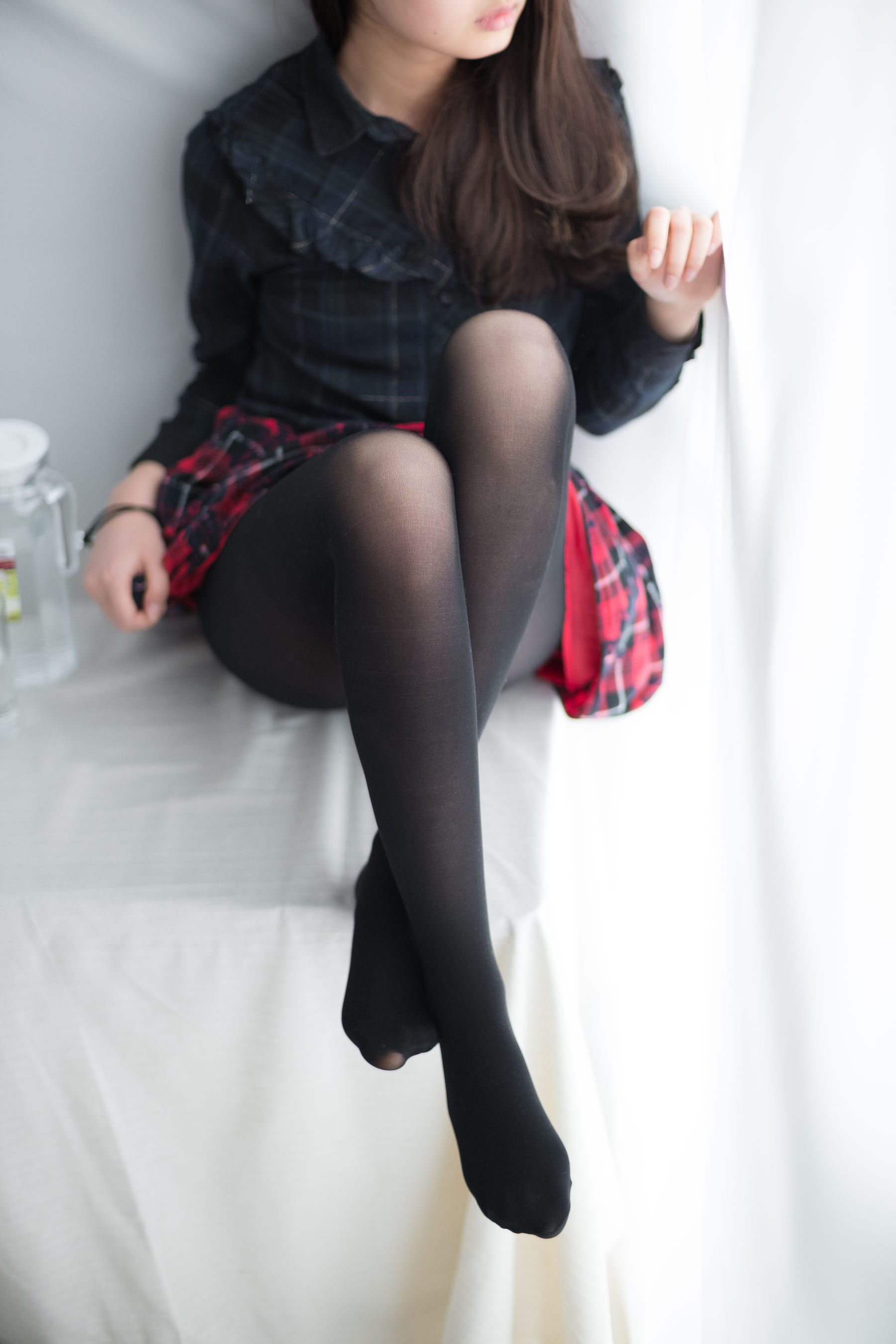 Mori Consortium R15-008 Black Sisters playing mobile phones