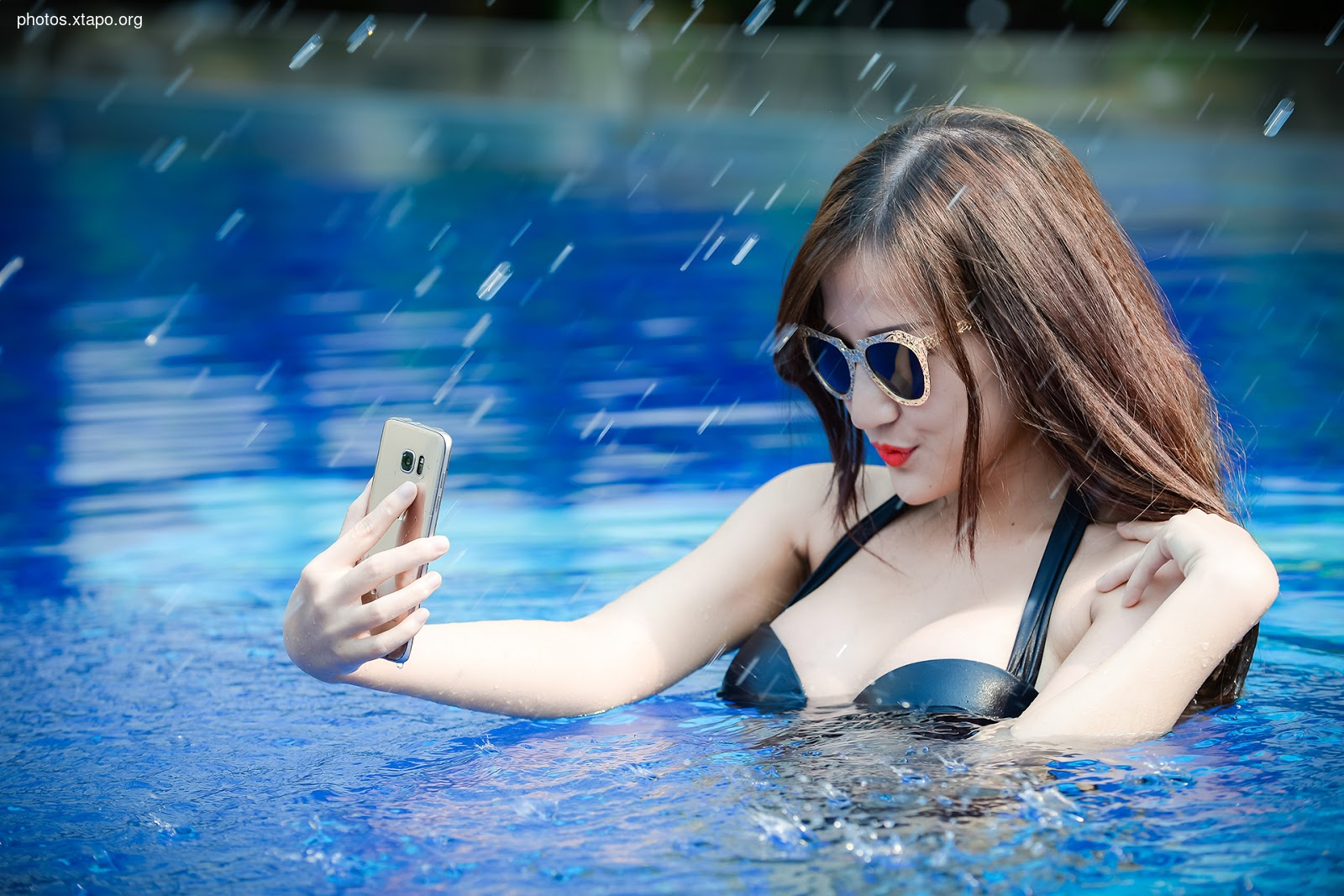 Deejay Le Thanh Ngoc went to swim with Samsung Galaxy S7 Edge