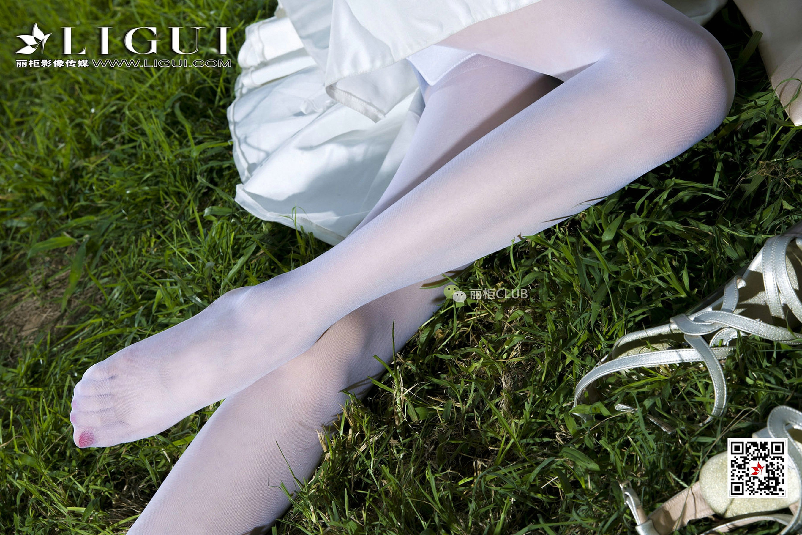 Model Cher White SilkTube top dresses Li Cabinel LIGUI