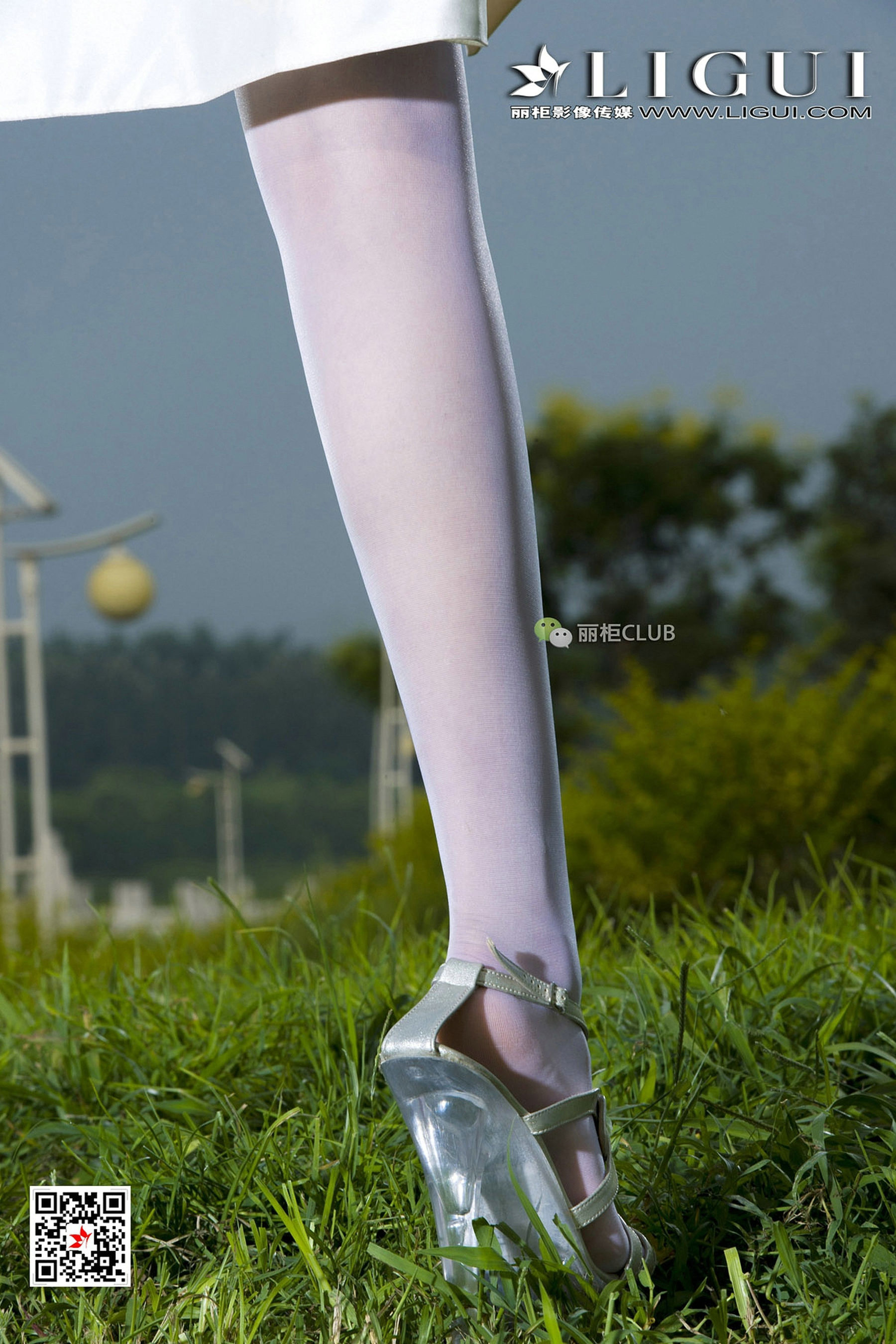 Model Cher White SilkTube top dresses Li Cabinel LIGUI