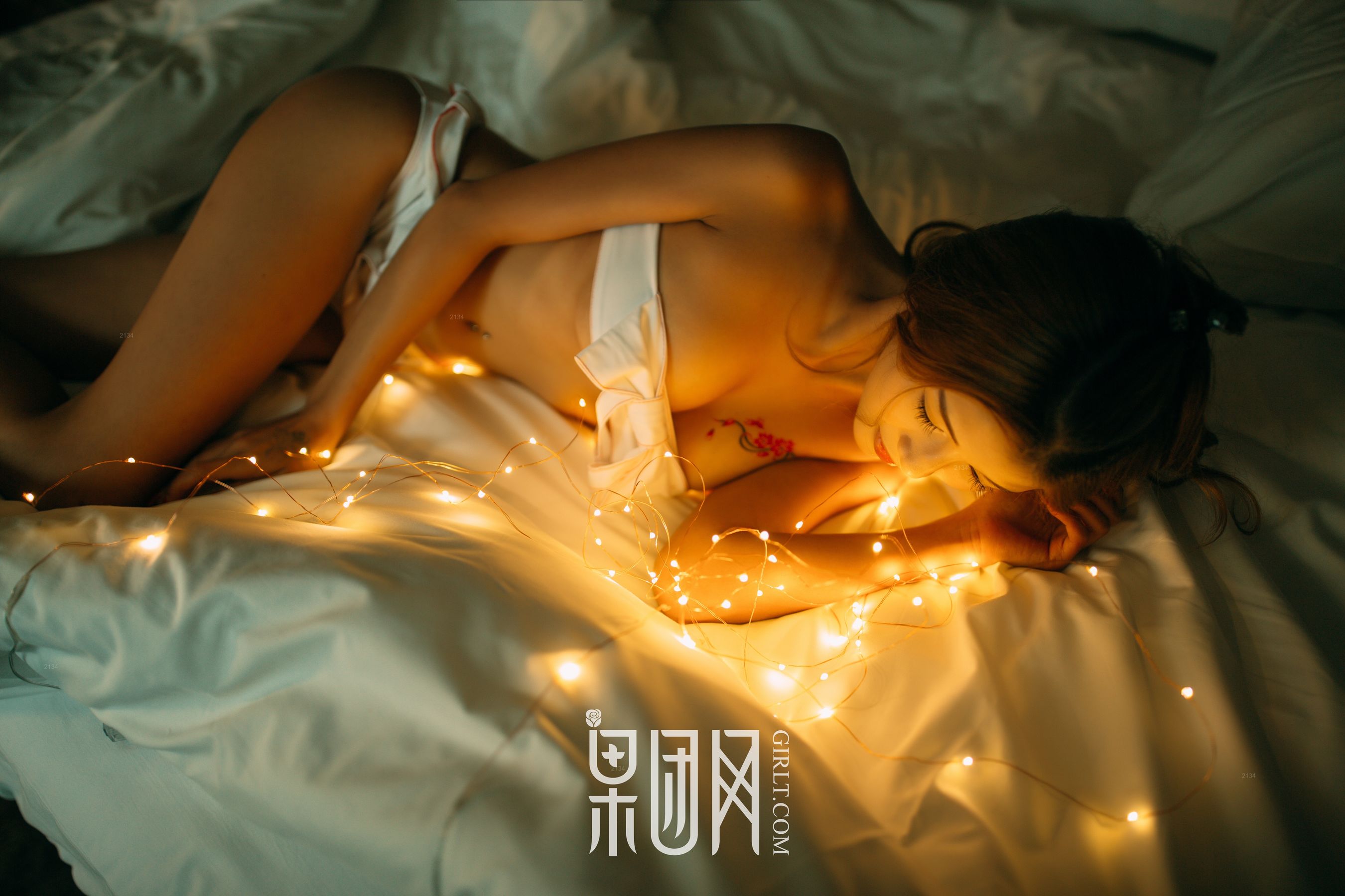 Girls under neon lights fruit group Girlt Xiongchuan Jixin No.011