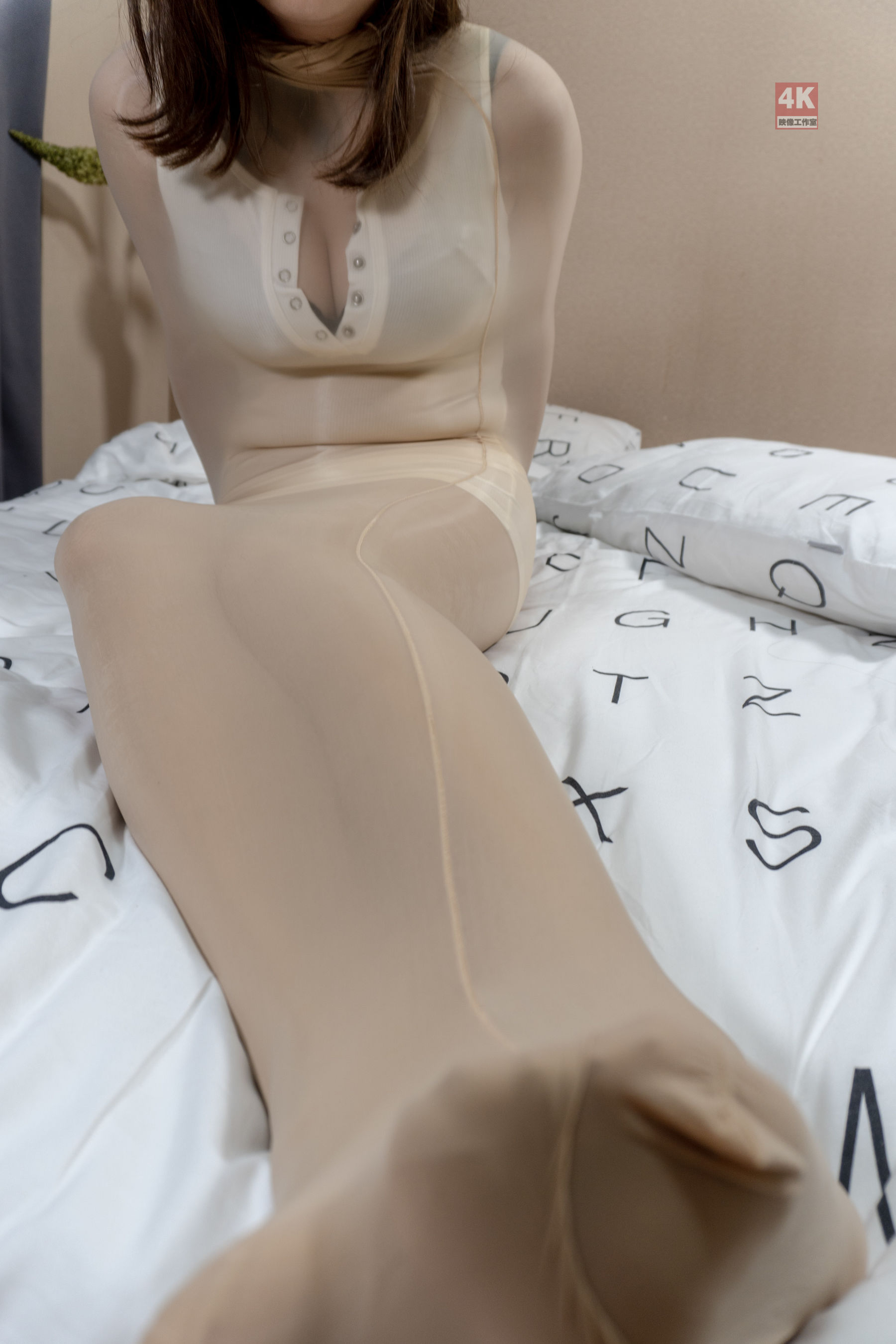 Li Cabinet LIGUI Internet beauty Model Nayako Smooth Stockings Cocoon