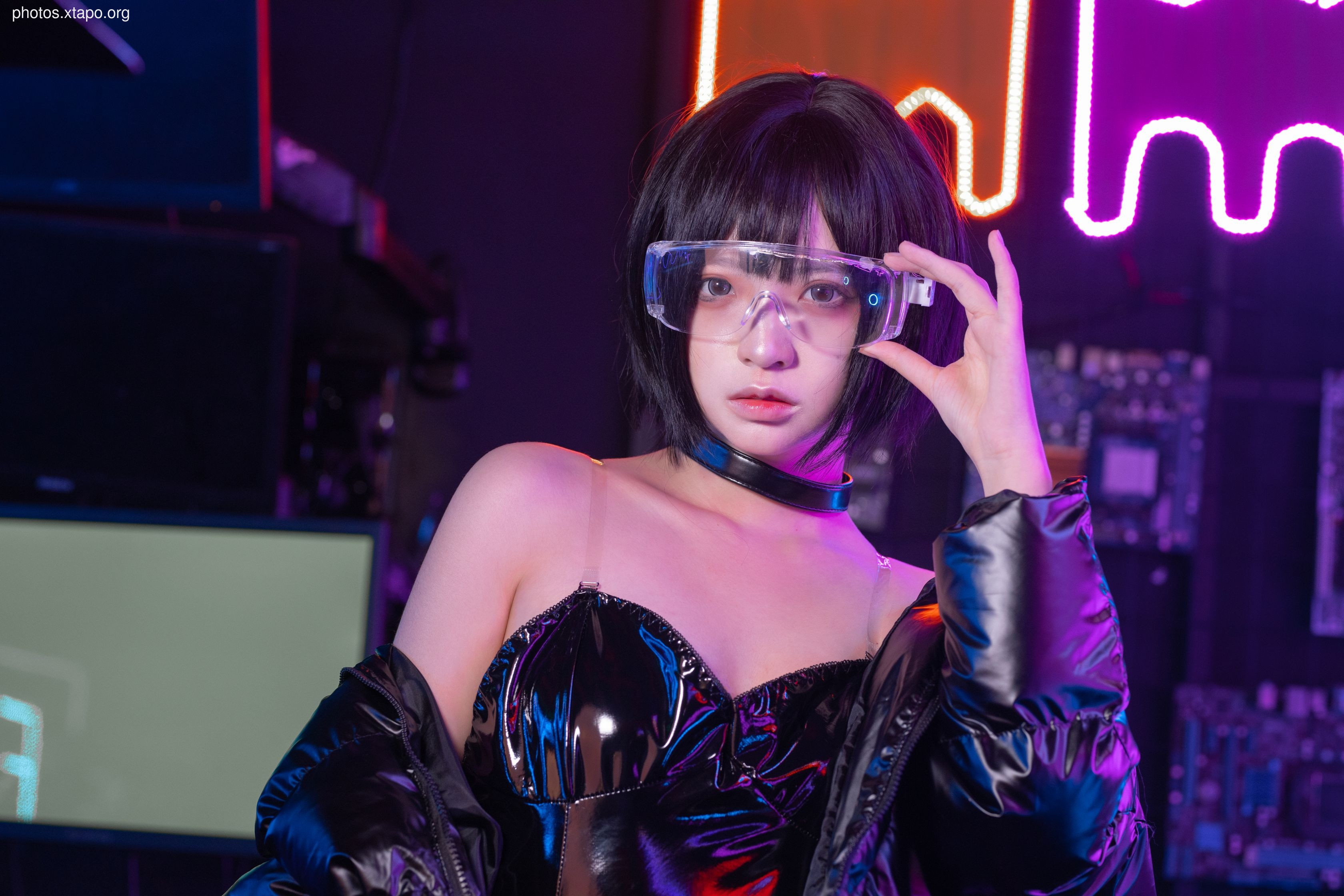 Crazy Cat Caibo Girl 40P-812MB