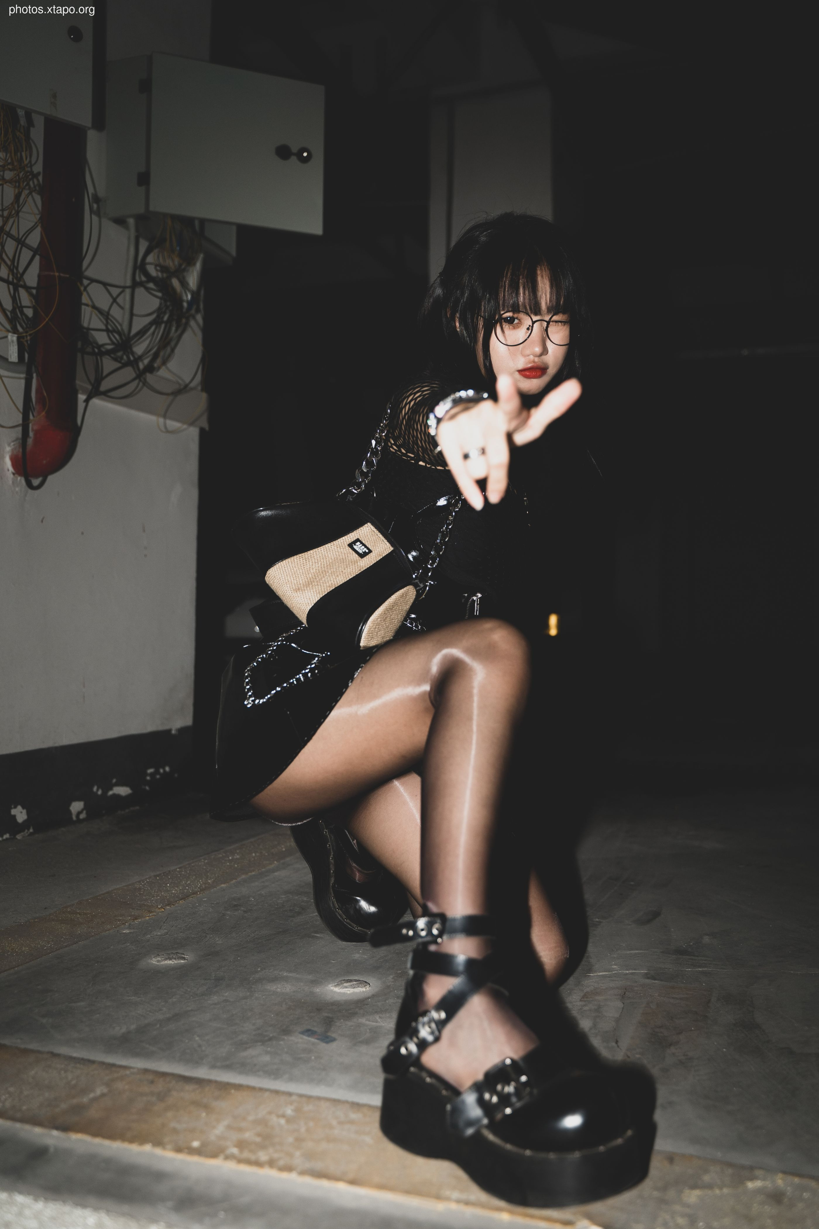 拍 柒 柒 Street shooting black leather skirt