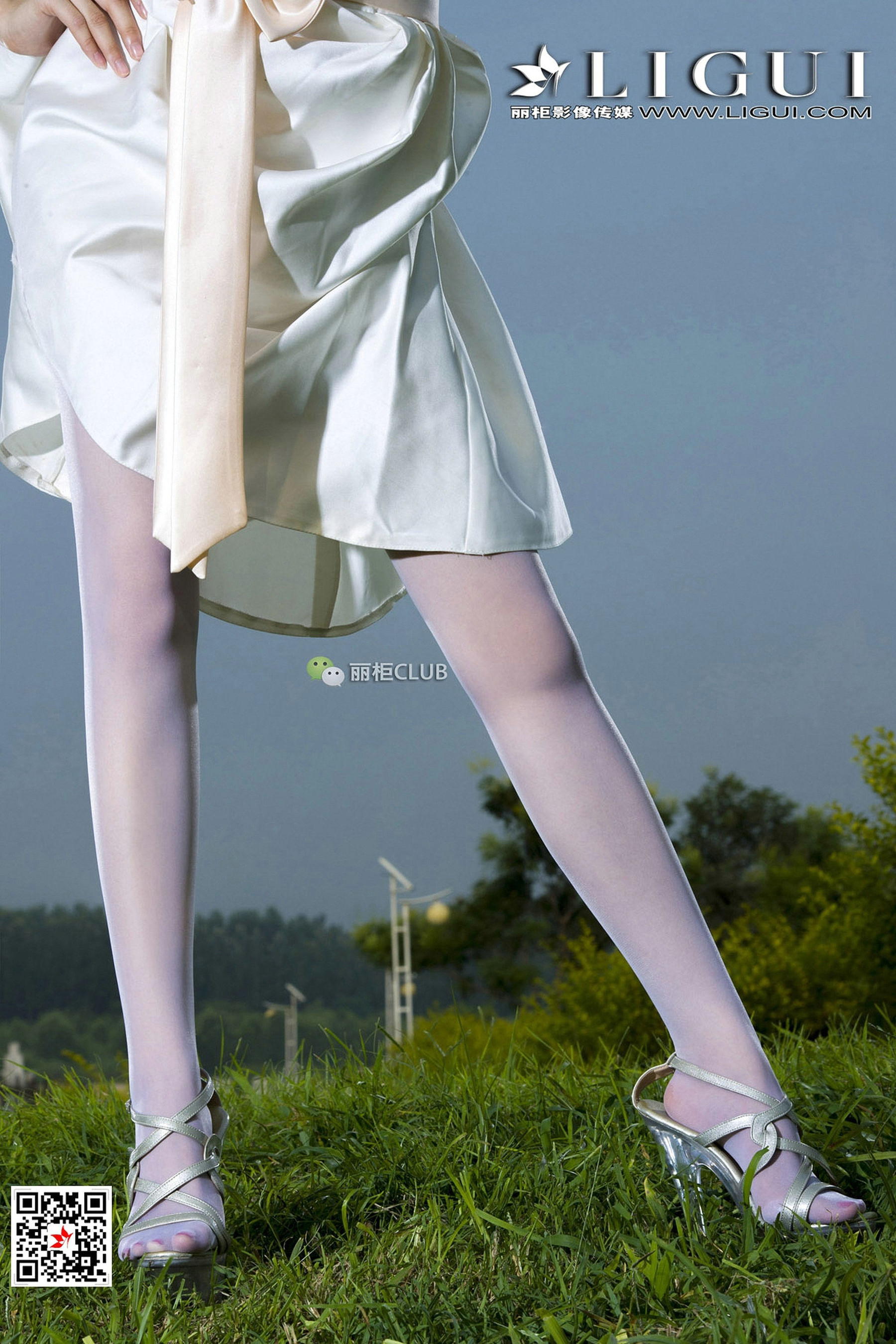 Model Cher White SilkTube top dresses Li Cabinel LIGUI