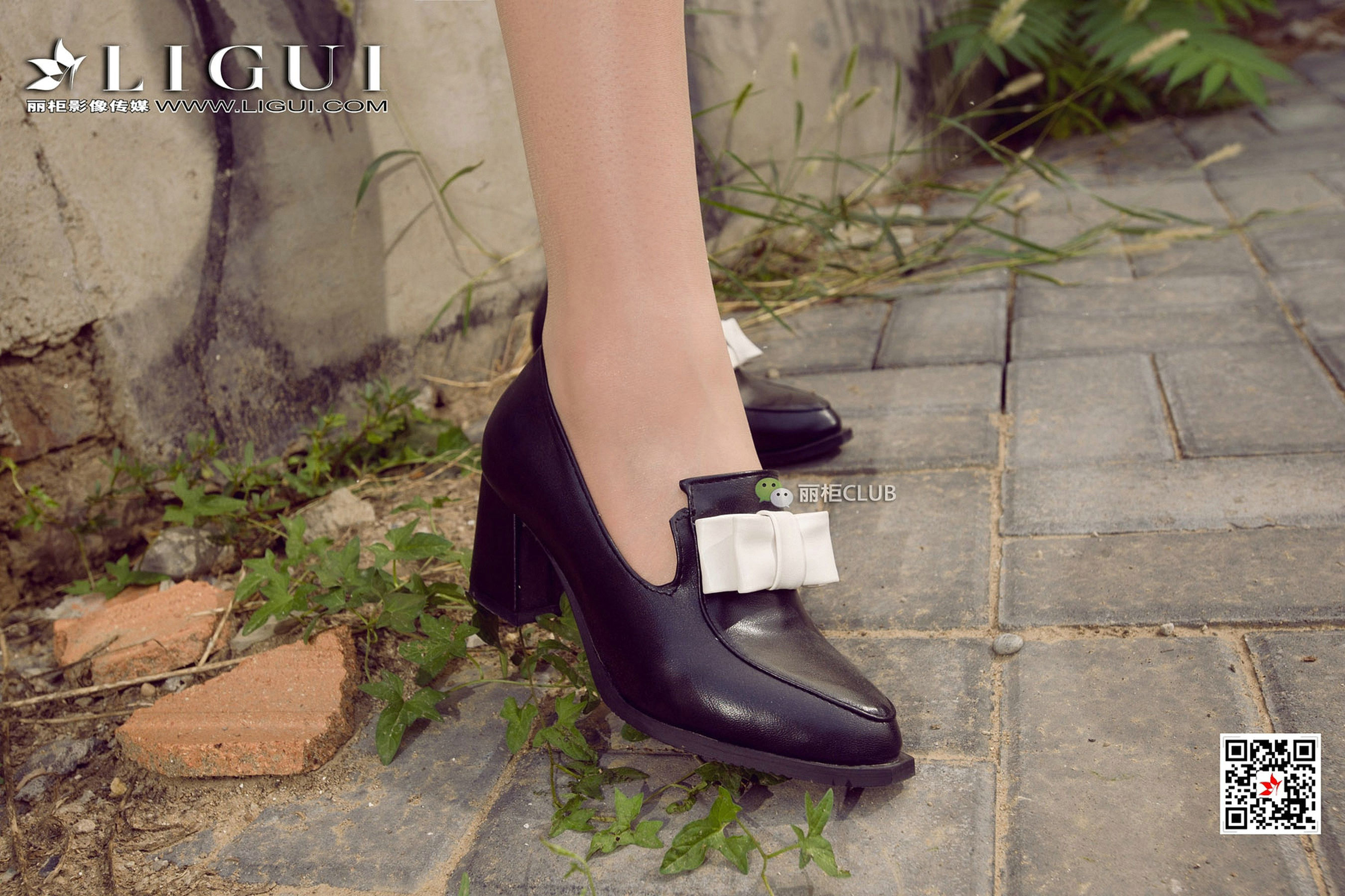 Model Yuner's Dress on the Street Shooting Beautiful Leg Foot Li Cabinel LIGUI