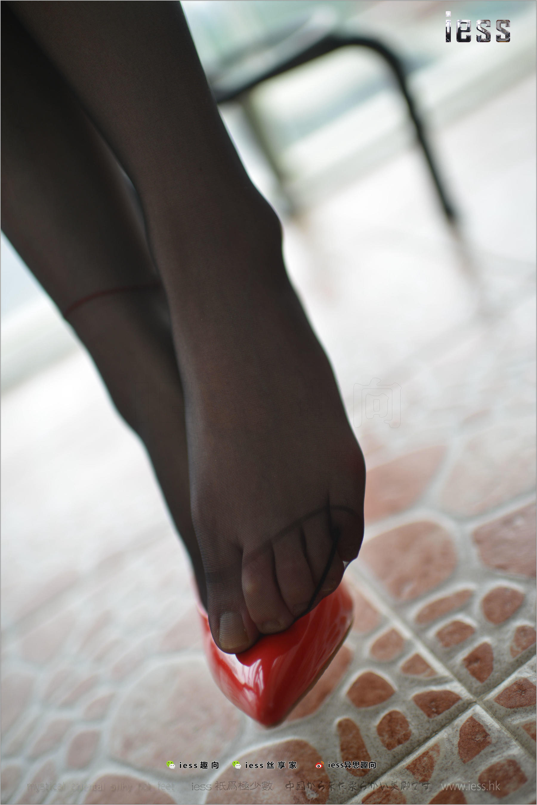 Silk Foot Bento 147 Concubine Red High, Black Silk and Red Skirt