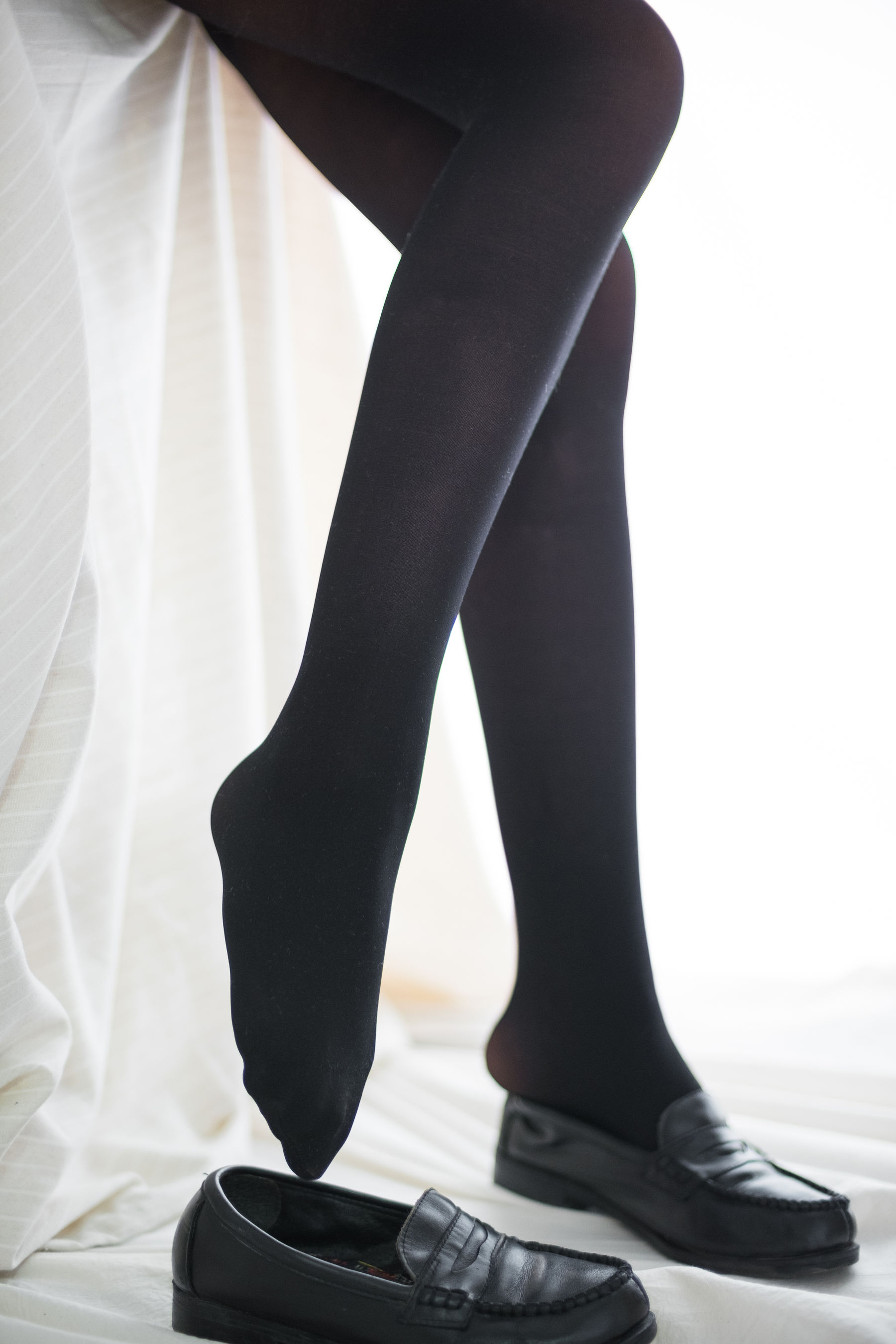 Mori Consortium R15-008 Black Sisters playing mobile phones