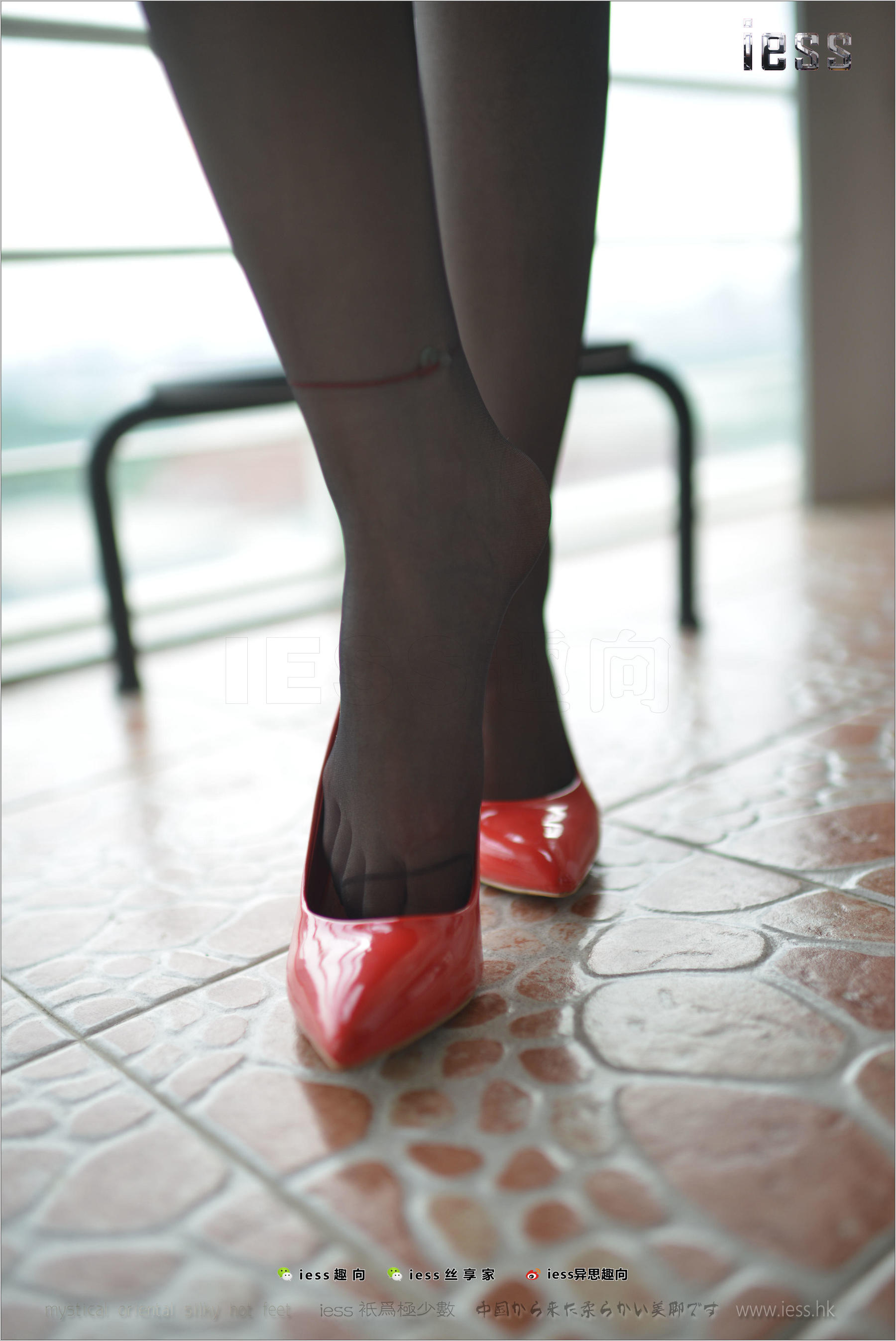 Silk Foot Bento 147 Concubine Red High, Black Silk and Red Skirt