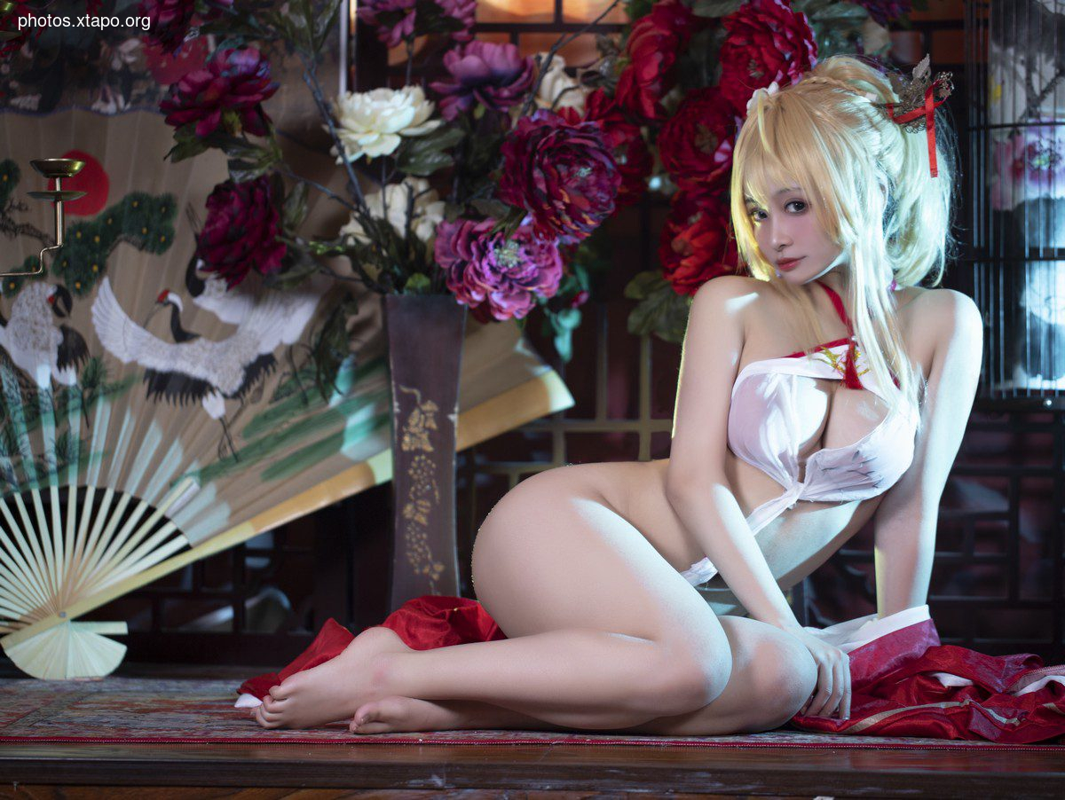 Anime blogger Luo Li Lolisama Glorious Liangxiangxue theme red coat under sexy white color sexy underwear temptation photo 36p