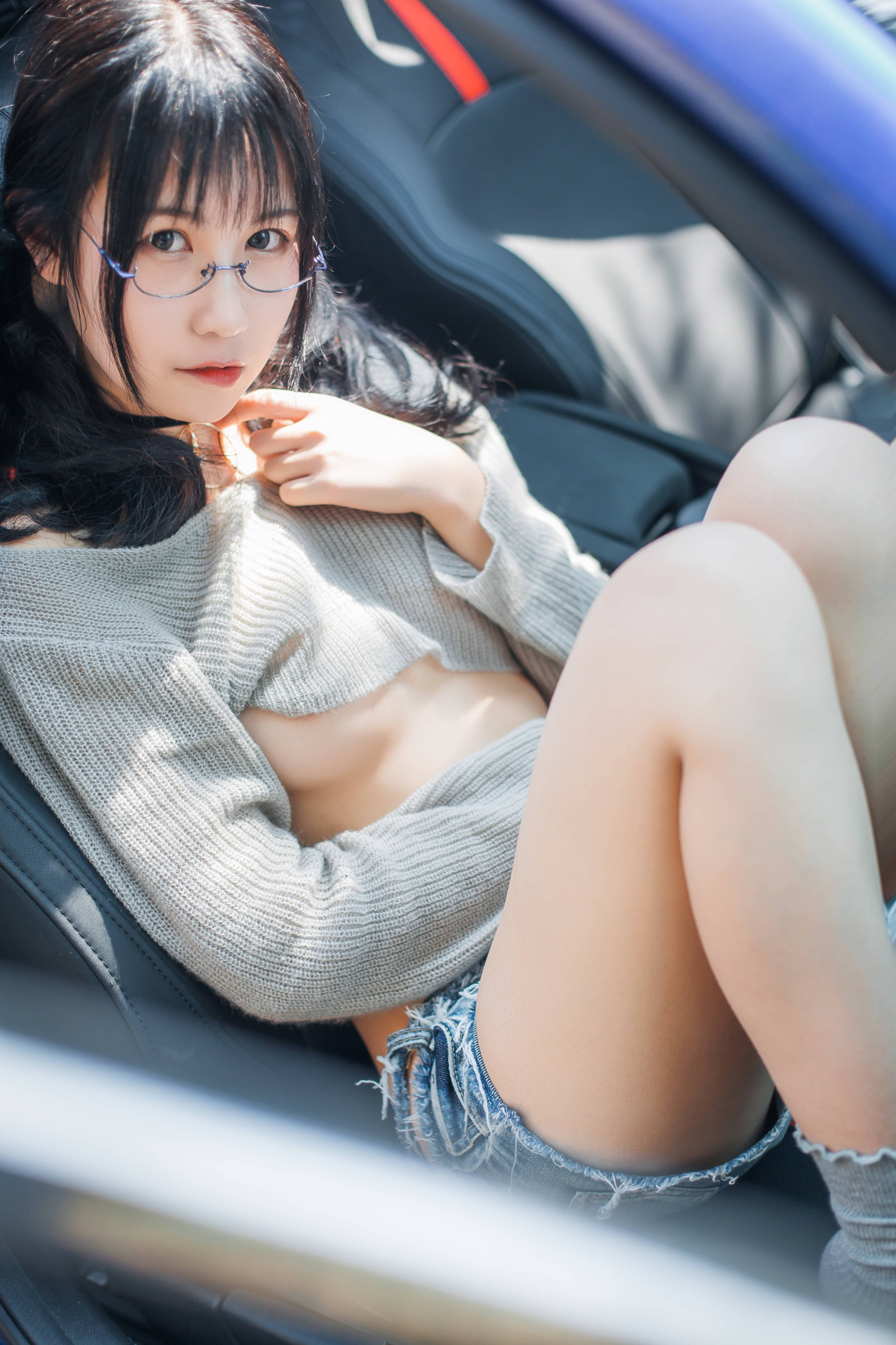 Zhuyue Su Outdoor Exposure - Inside the Car 45P