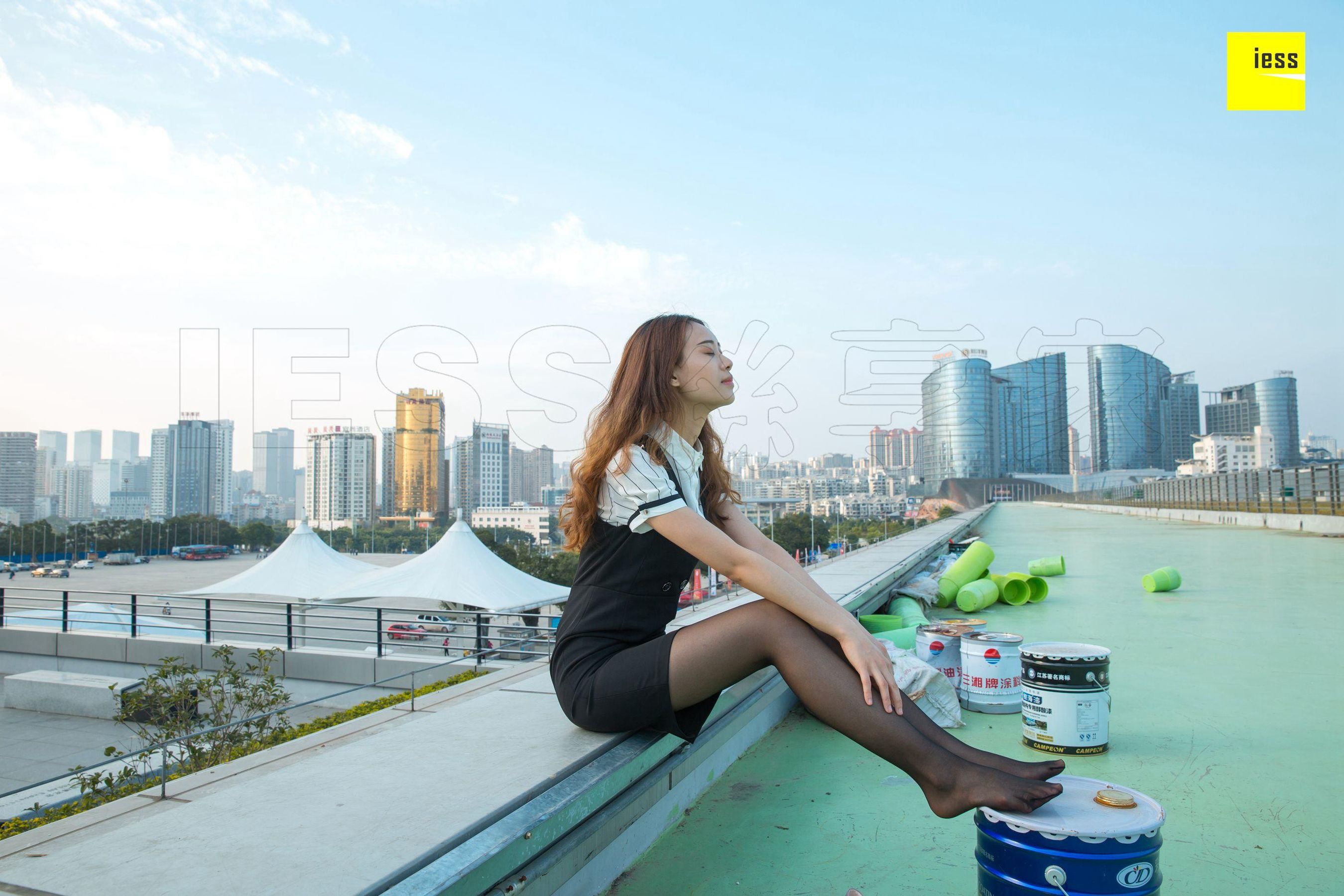 Nuan Nuan Look at it There is a black silk girl on the top of the building Different Thoughts to IESS Silk Enjoy Home 237