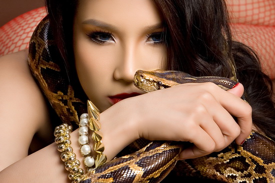 Diep Lam Anh took a nude with a snake: Stylish is so beautiful ♥♥