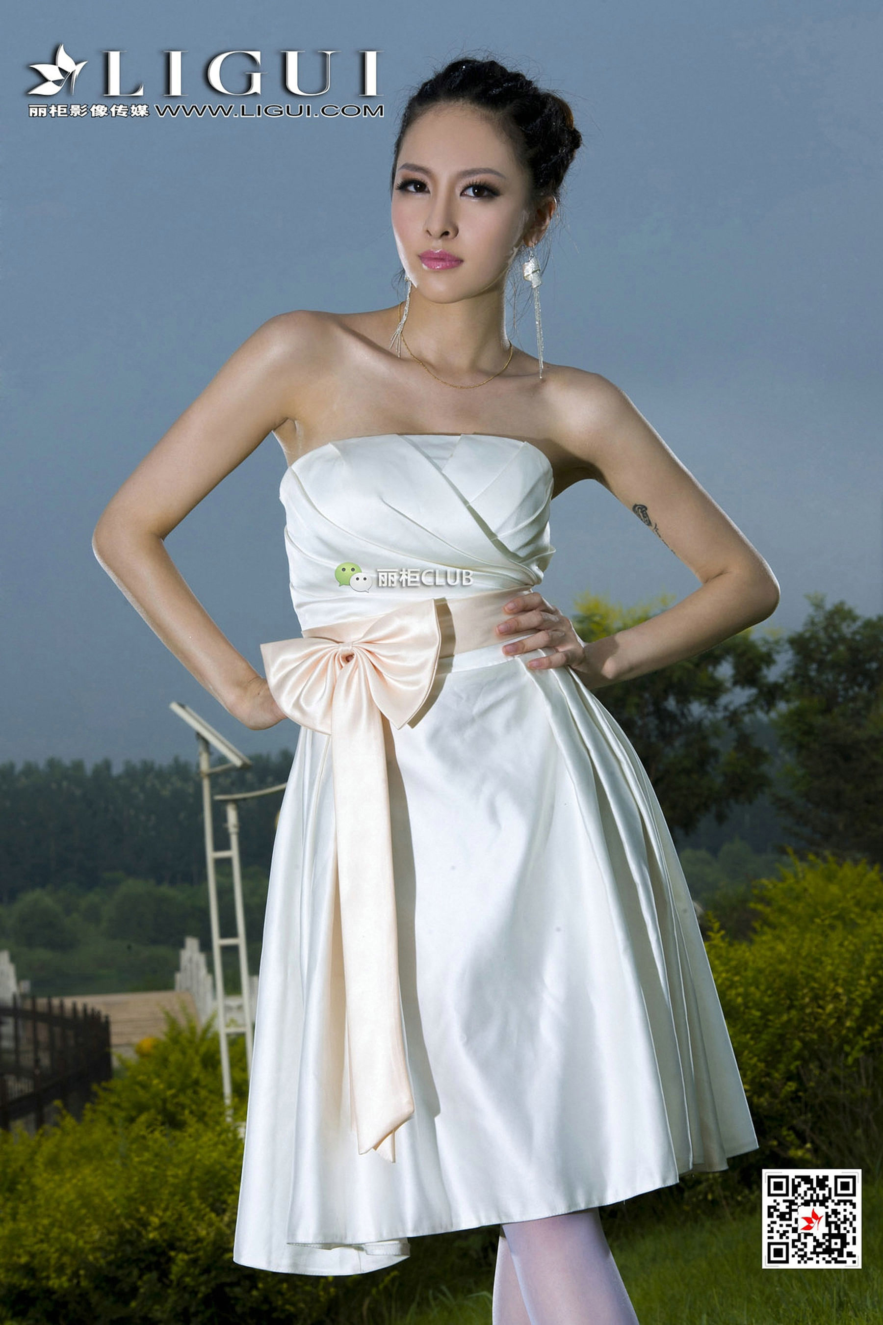 Model Cher White SilkTube top dresses Li Cabinel LIGUI